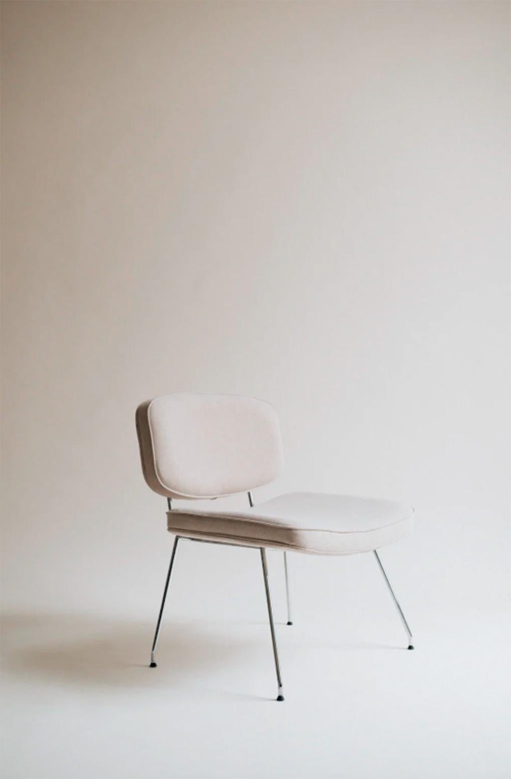 Líneas suaves y una estructura precisa definen esta tumbona de espíritu retrofuturista.
Con una esbelta base cromada y un asiento generoso, Centuria ofrece una forma envolvente diseñada para la relajación.
Una pieza que proyecta elegancia sin
