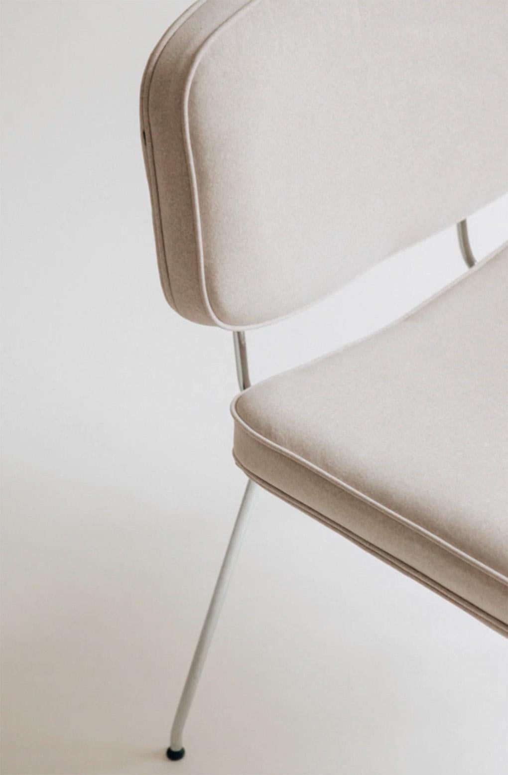 Silla Centuria con Otomana Moderno de mediados de siglo en venta