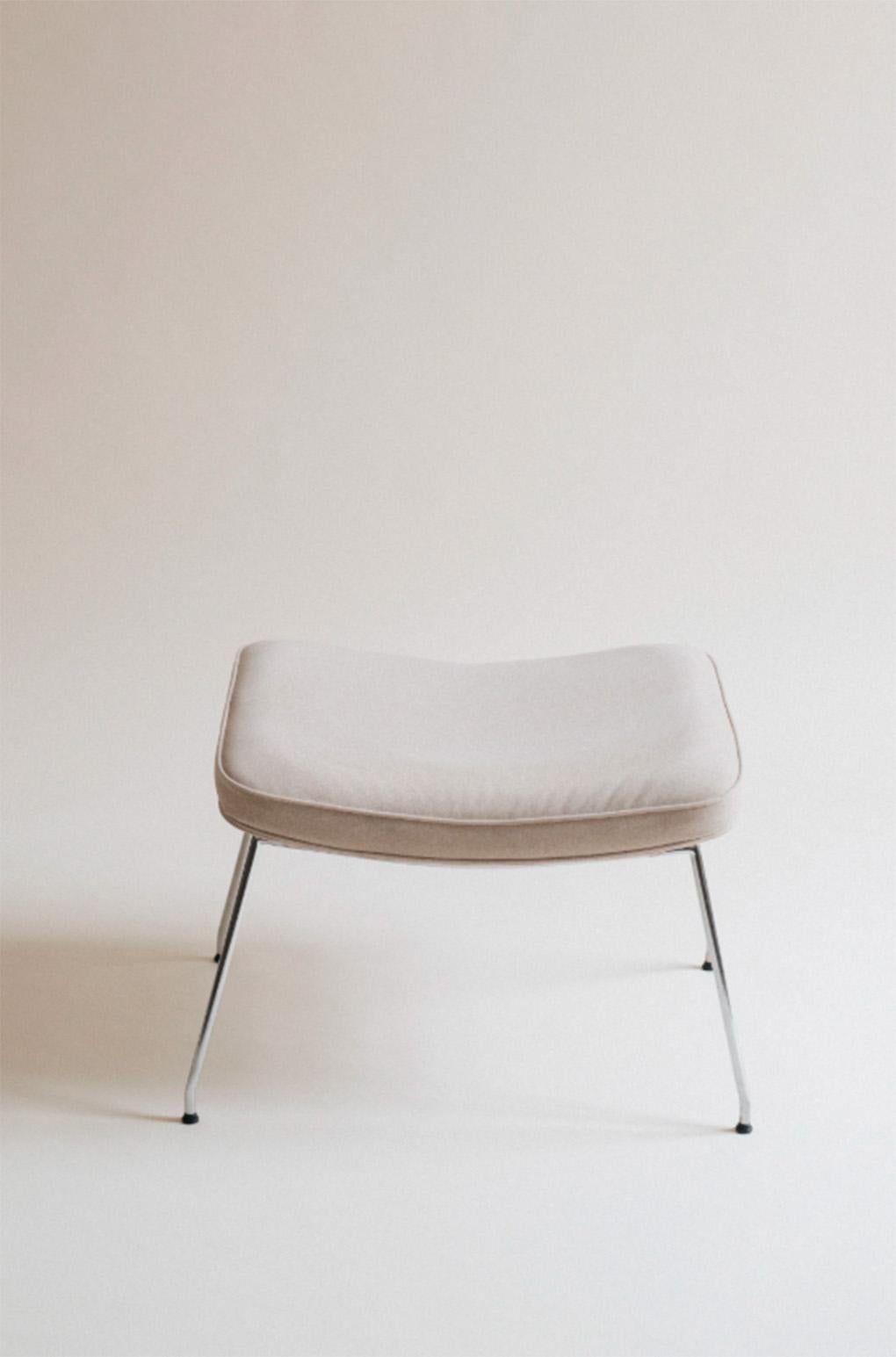 Silla Centuria con Otomana Tallado a mano en venta