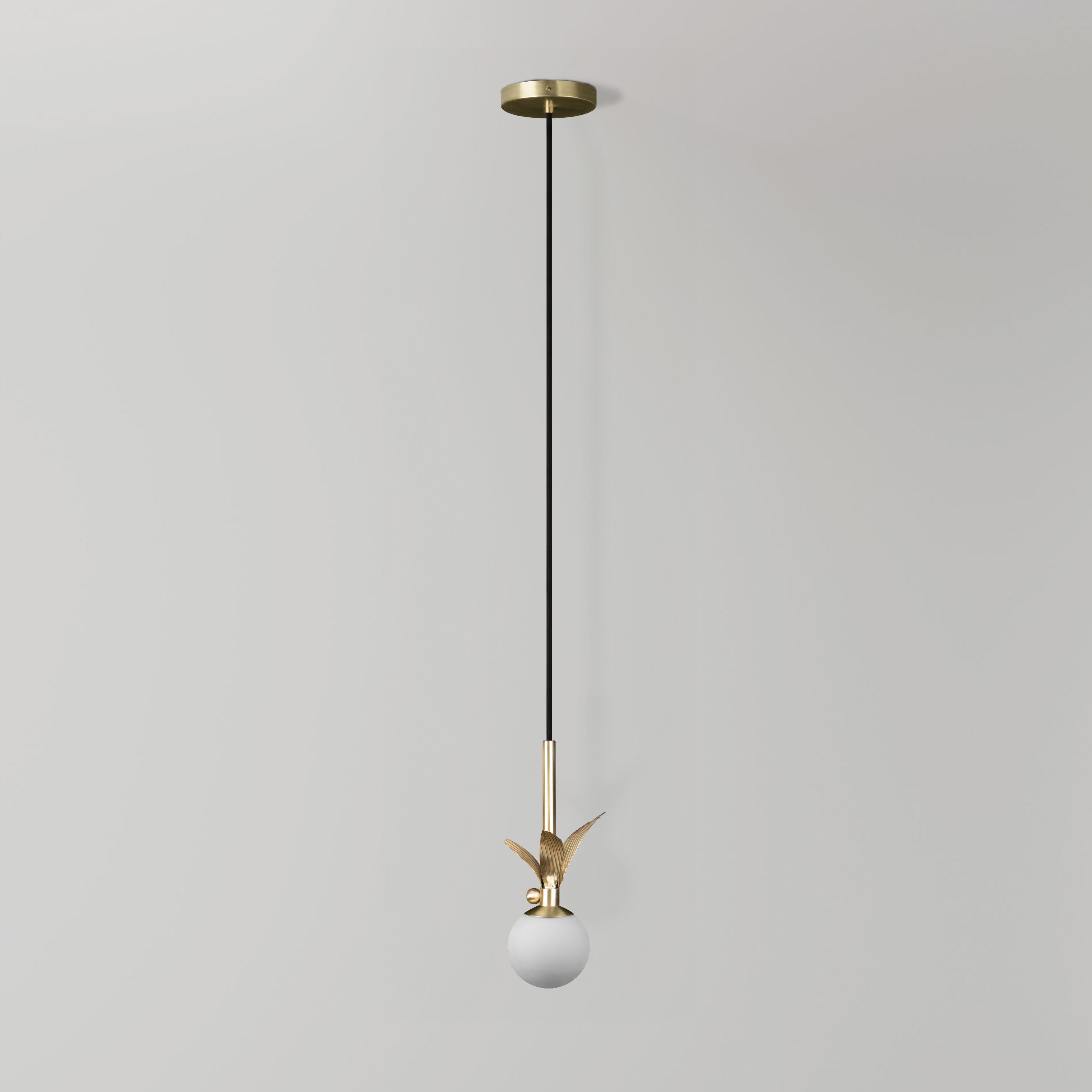 Lampada a sospensione Century Berlin in vetro opalino opaco realizzata in Portogallo da Creativemary in vendita 2