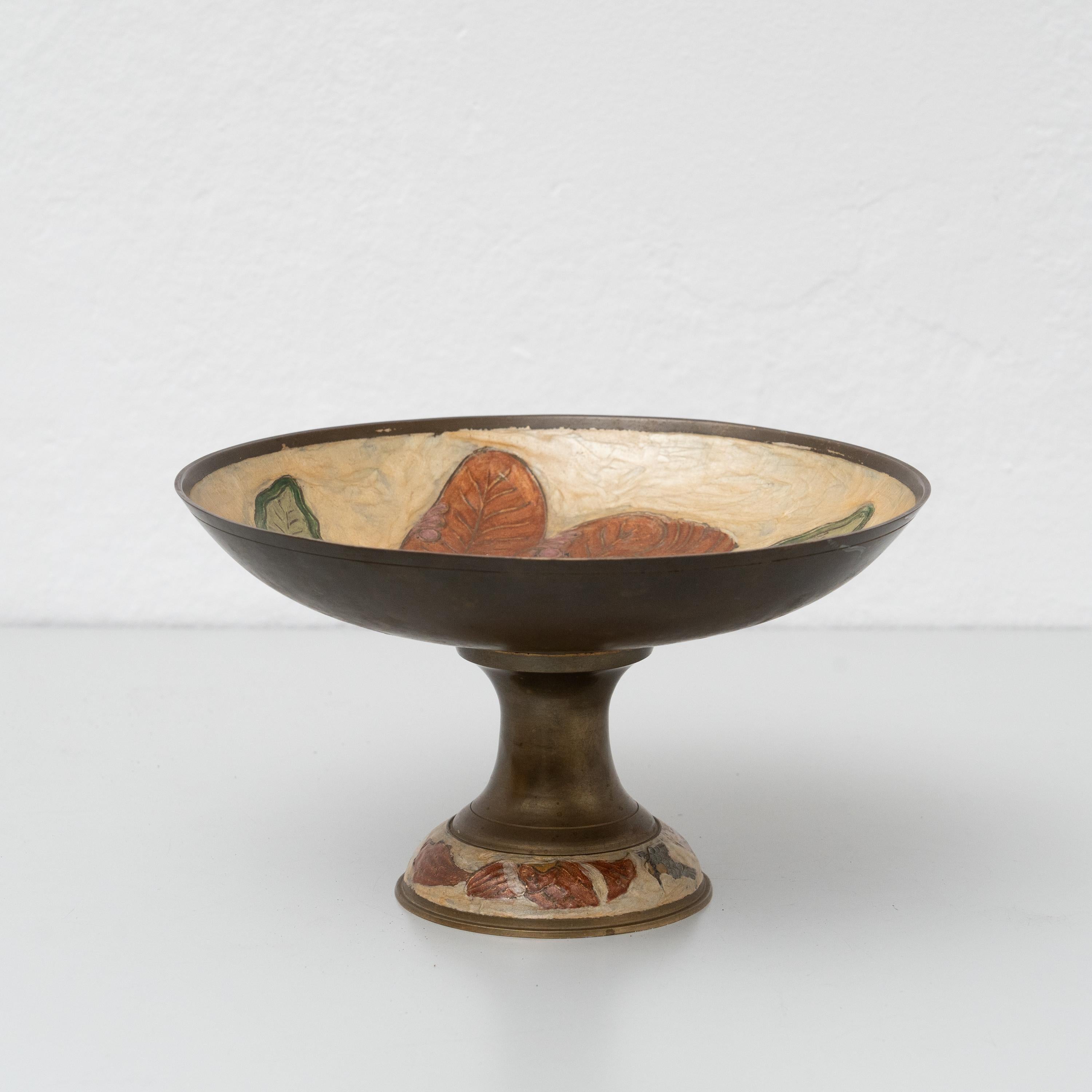 Ciotola di frutti di ottone.  Di produttore sconosciuto proveniente dalla Spagna, circa 1980.    In condizioni originali, con lievi usure dovute all'età e all'uso, che conservano una bella patina.    Materiale:  Ottone.    Dimensioni:  ø 24,5 cm x