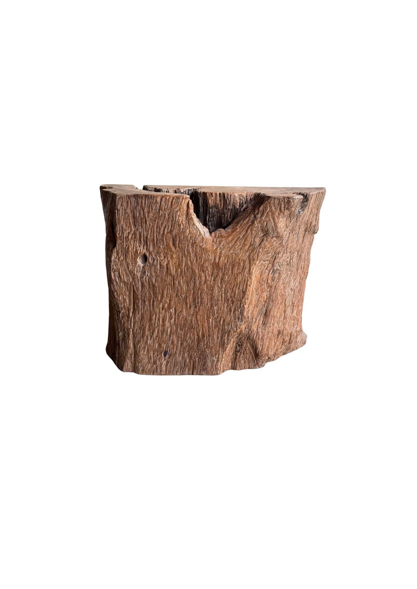 Jahrhundert-vergrabener Teakholz-Sockel aus dem Regenwald von Sumatra, modern organisch (Organische Moderne) im Angebot