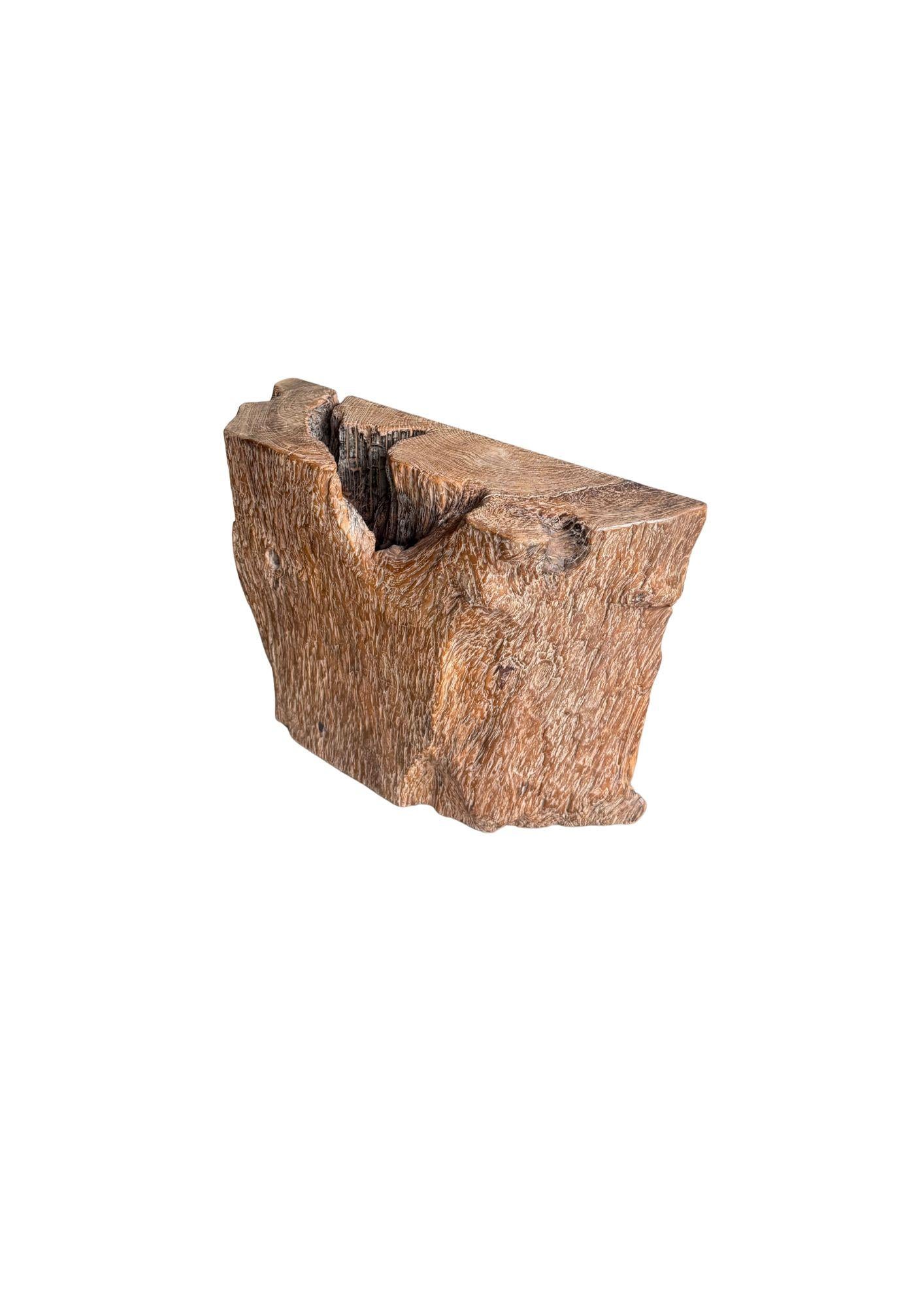 Jahrhundert-vergrabener Teakholz-Sockel aus dem Regenwald von Sumatra, modern organisch (Indonesisch) im Angebot