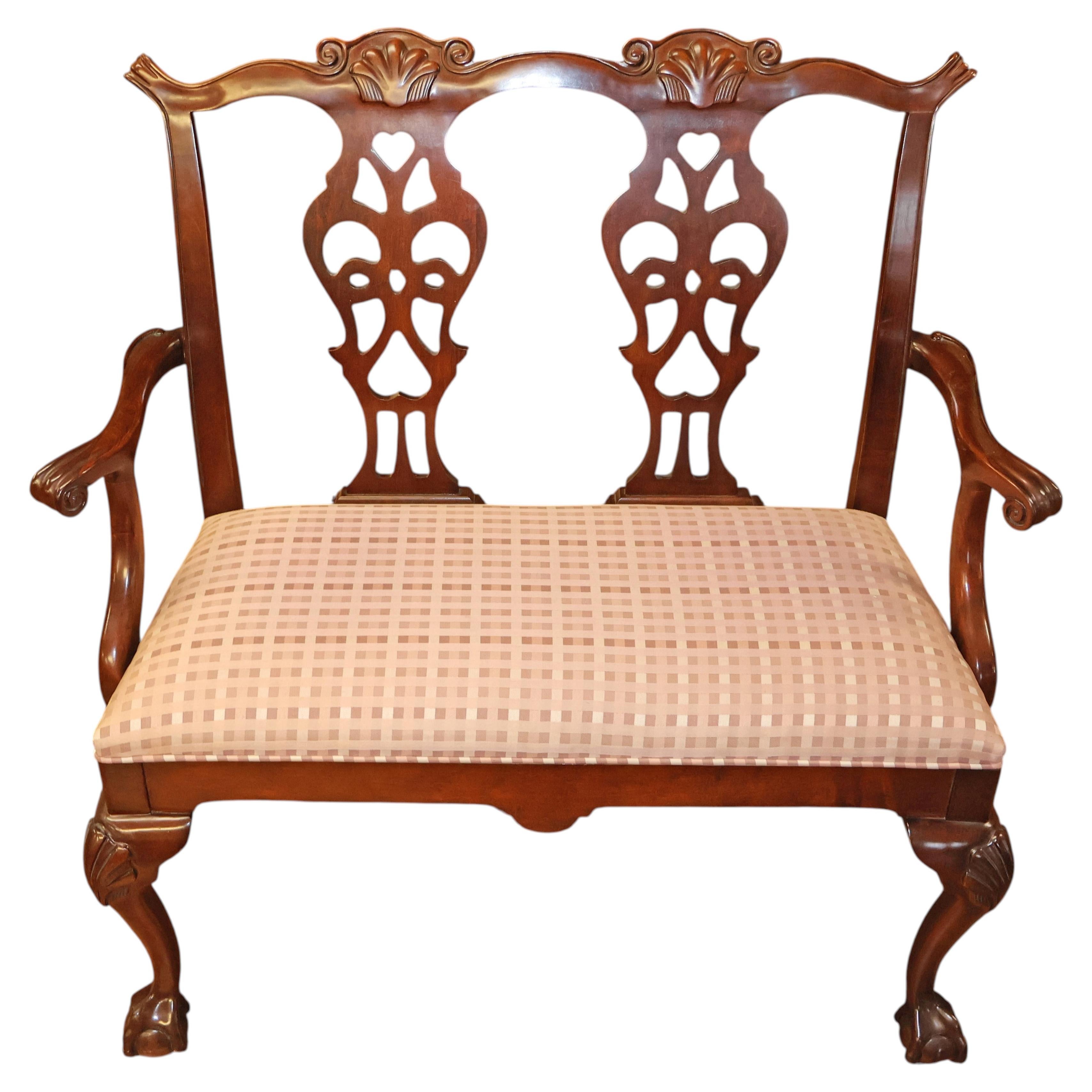 Century Chair Co. Banc de style Chippendale en acajou Loveseat Settee en vente