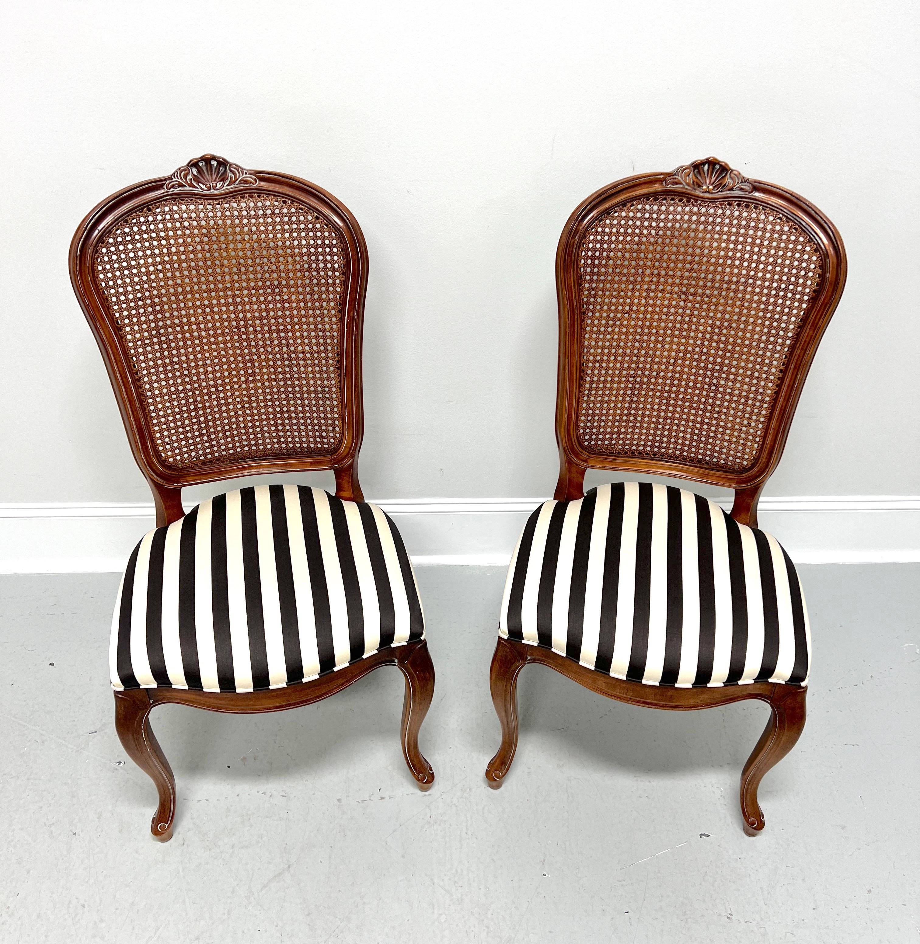 Ein Paar Esstischstühle im französischen Provinzialstil von Century Furniture aus der Chardeau Collection, entworfen von Raymond K. Sobota. Massives Kirschbaumholz, geschnitzte Details an der Kammleiste, Rohrgeflecht an der Rückenlehne, gepolsterte