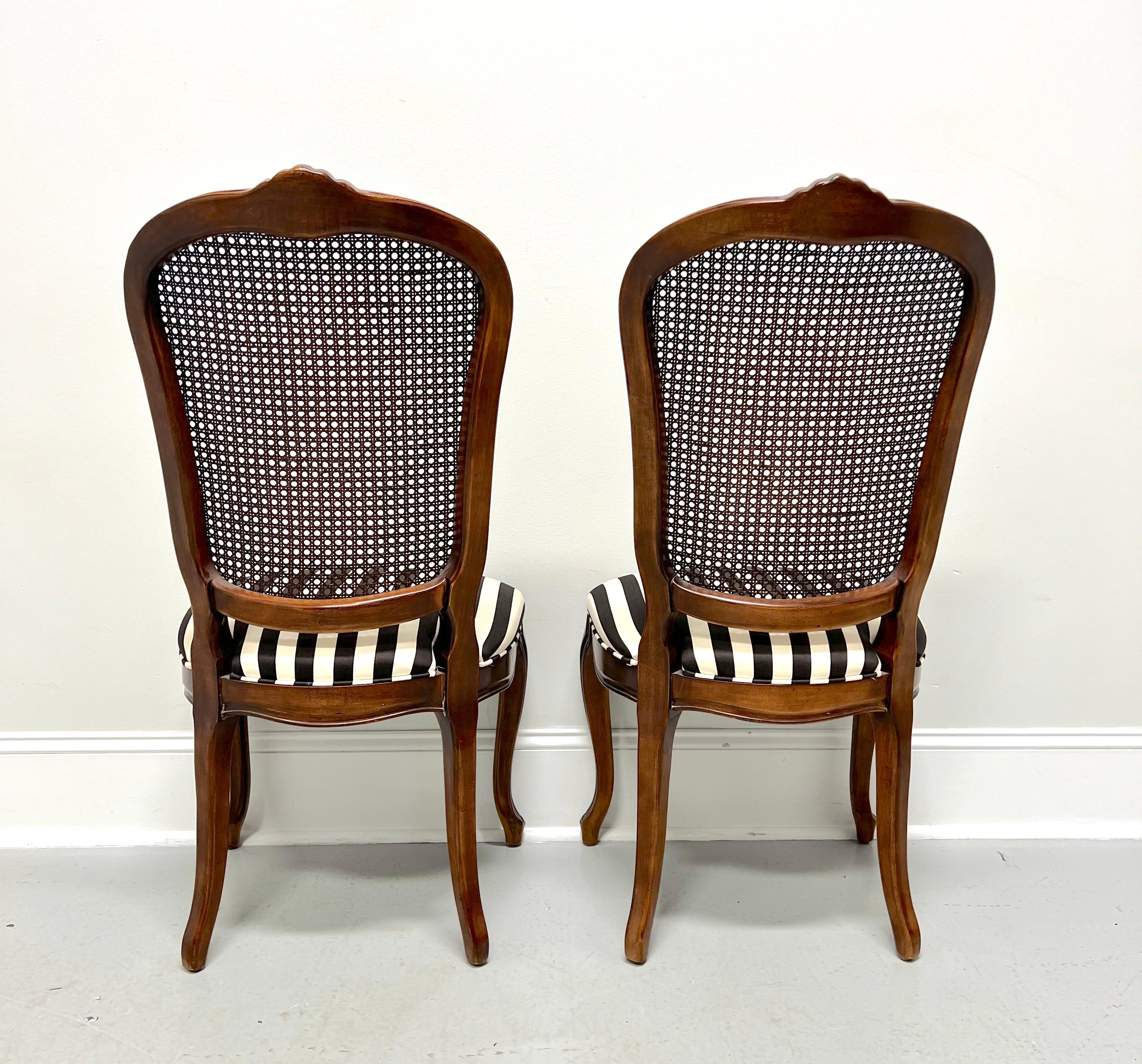 Américain Paire B de chaises de salle à manger françaises cannées de cerisier de la collection Chardeau du XXe siècle en vente