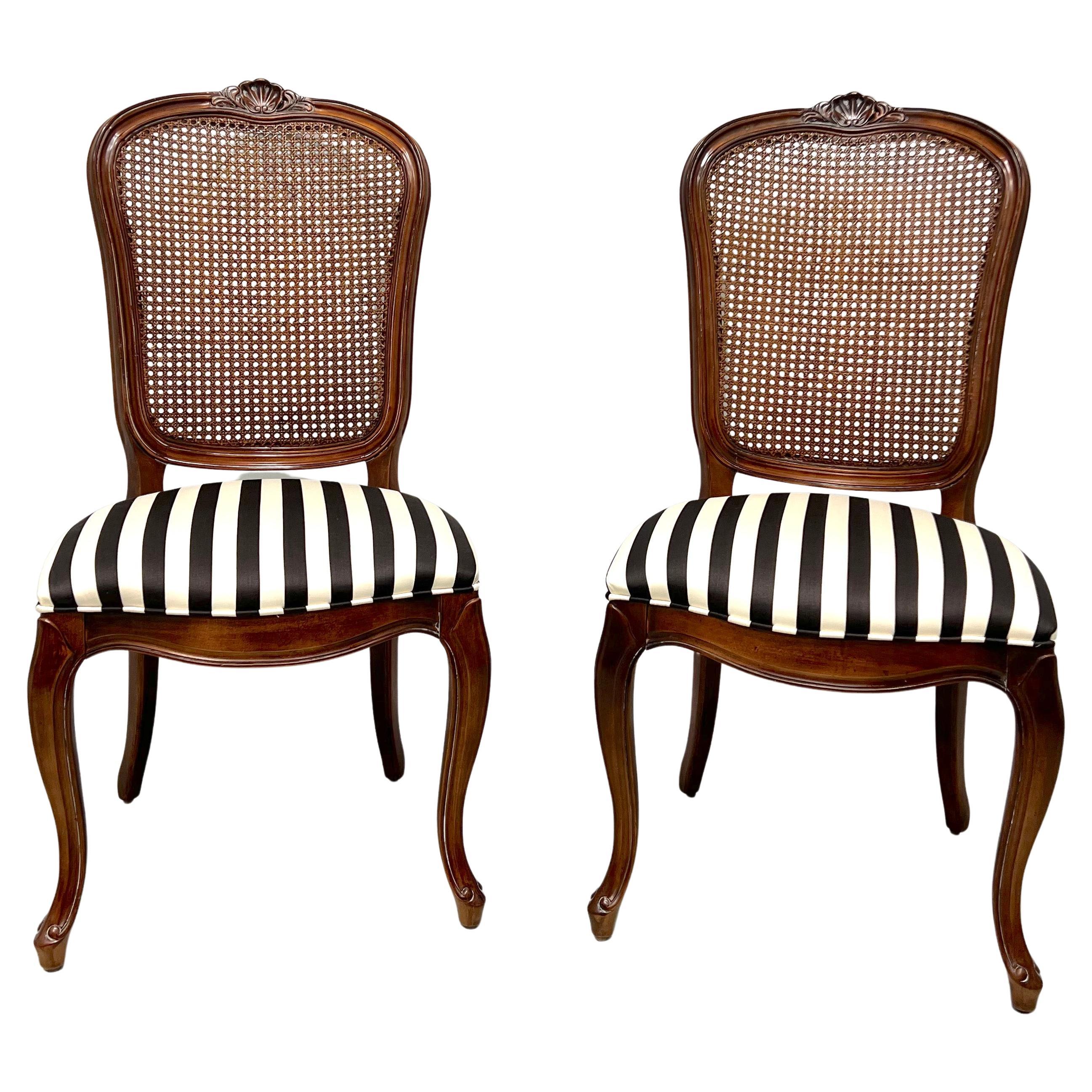 Paire B de chaises de salle à manger françaises cannées de cerisier de la collection Chardeau du XXe siècle en vente
