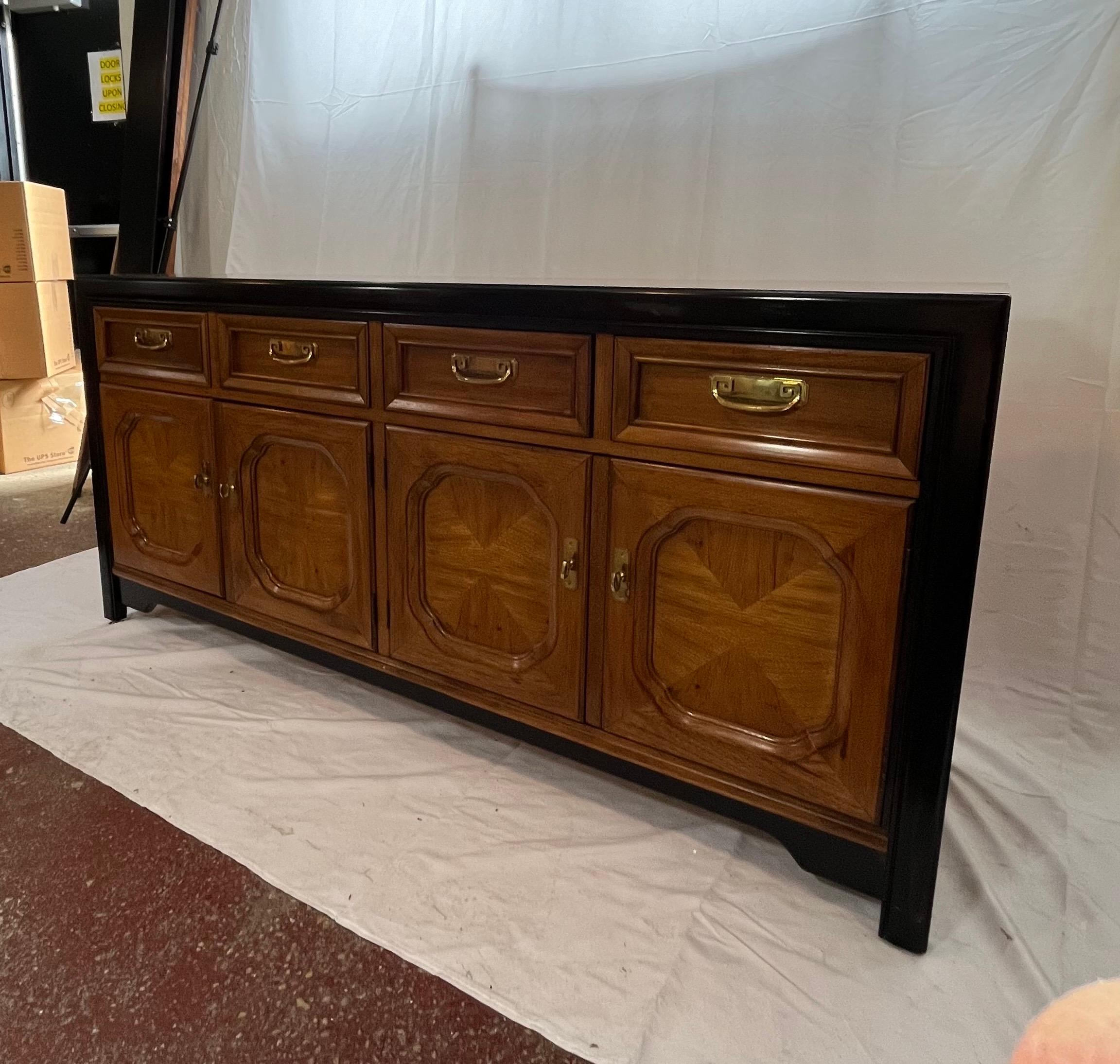 Bellissimo mobile Century Furniture di Raymond Sobota, anni '80 circa. Classico stile Chin Hua con finiture scure a contrasto. Bellissimi pannelli incassati e ferramenta in ottone. Ampio spazio di archiviazione.
Curbside to NYC/Philly $450