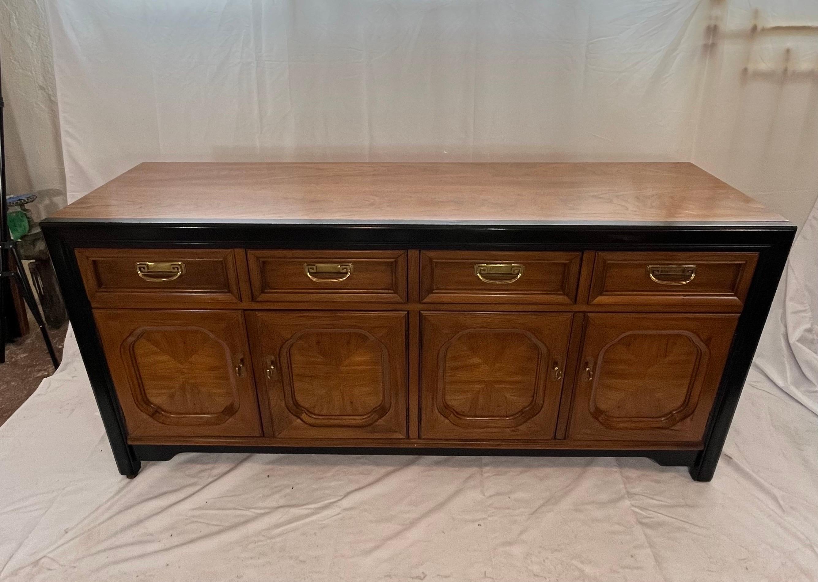 Buffet Century Chin Hua di Raymond Sobota, circa 1980 In condizioni buone in vendita a W Allenhurst, NJ
