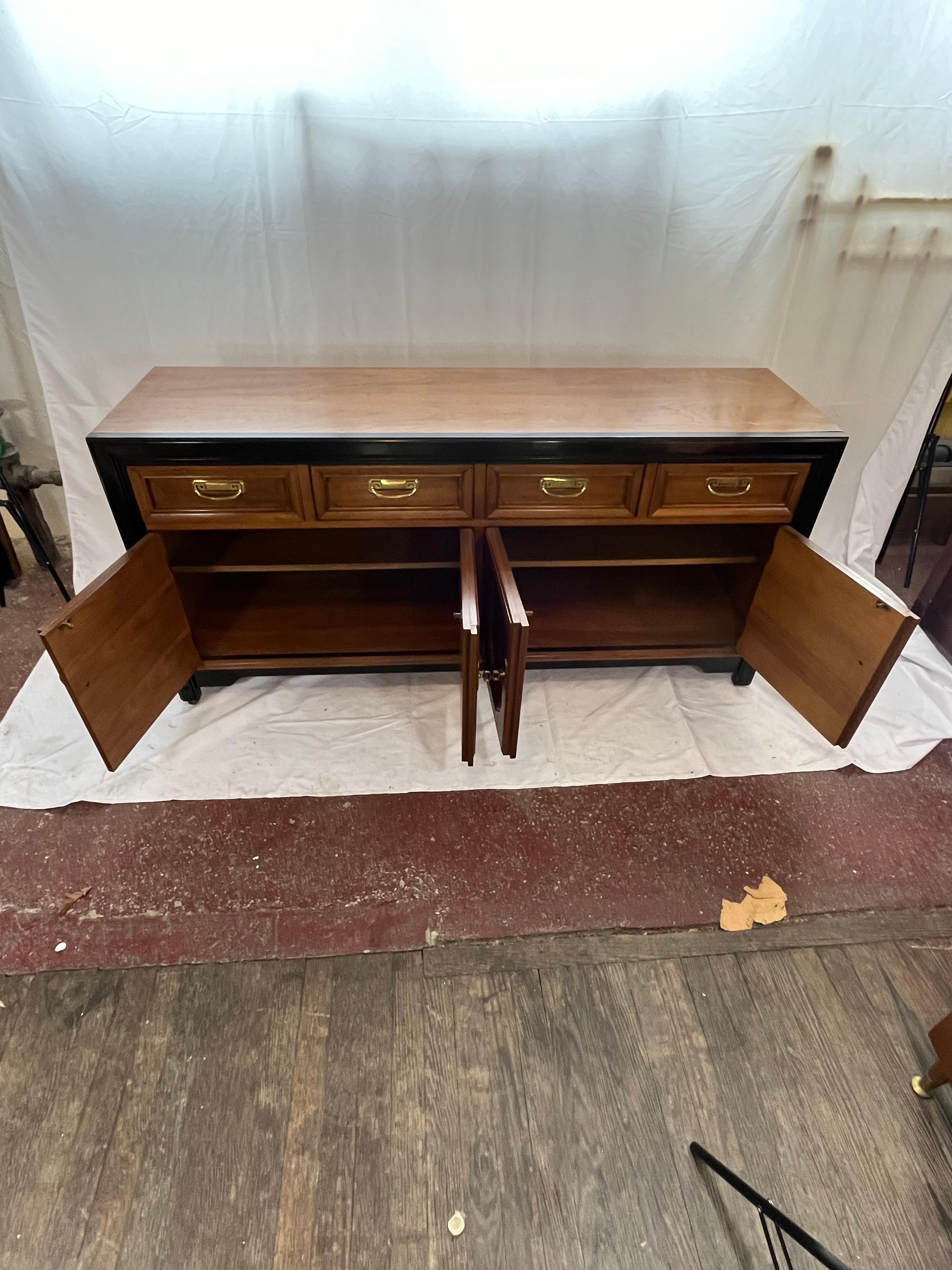 Fine XX secolo Buffet Century Chin Hua di Raymond Sobota, circa 1980 in vendita