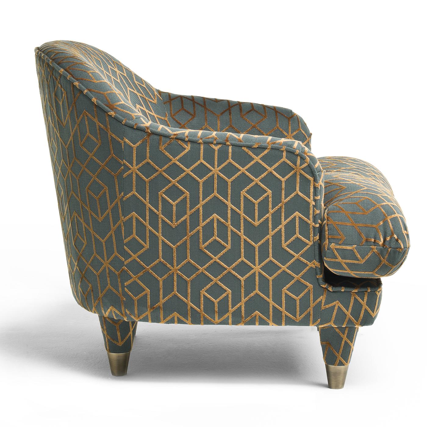 Une version contemporaine chic d'un véritable classique, le fauteuil Century Club est conçu pour un confort pur. Dans une tapisserie vert moody avec un imprimé géométrique cuivré, la chaise se caractérise par un grand coussin d'assise, vous invitant
