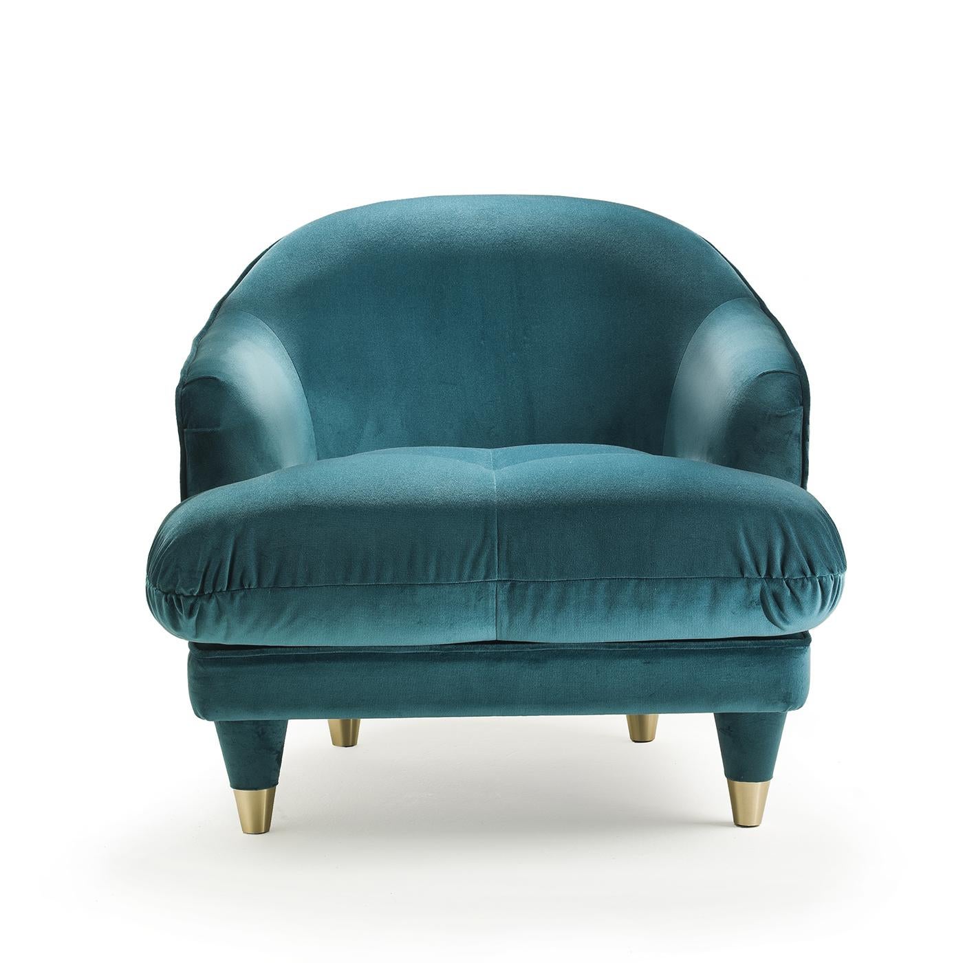 The generous curves and comfortable pillows of this stunning club armchair make it a superb addition to a classic living room or modern private study. The plush cushion of the quilted seat, 50 cm in height, rests on small tapered legs with