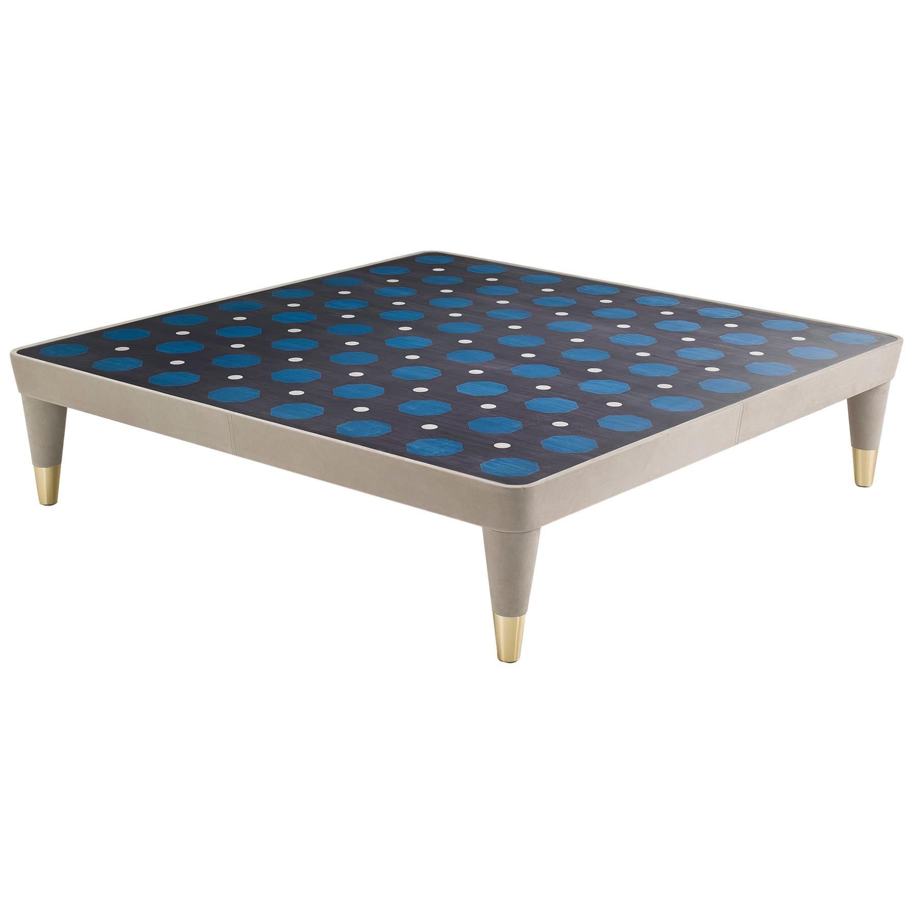 Table basse géométrique carrée grise et bleue avec incrustation en bois et laiton