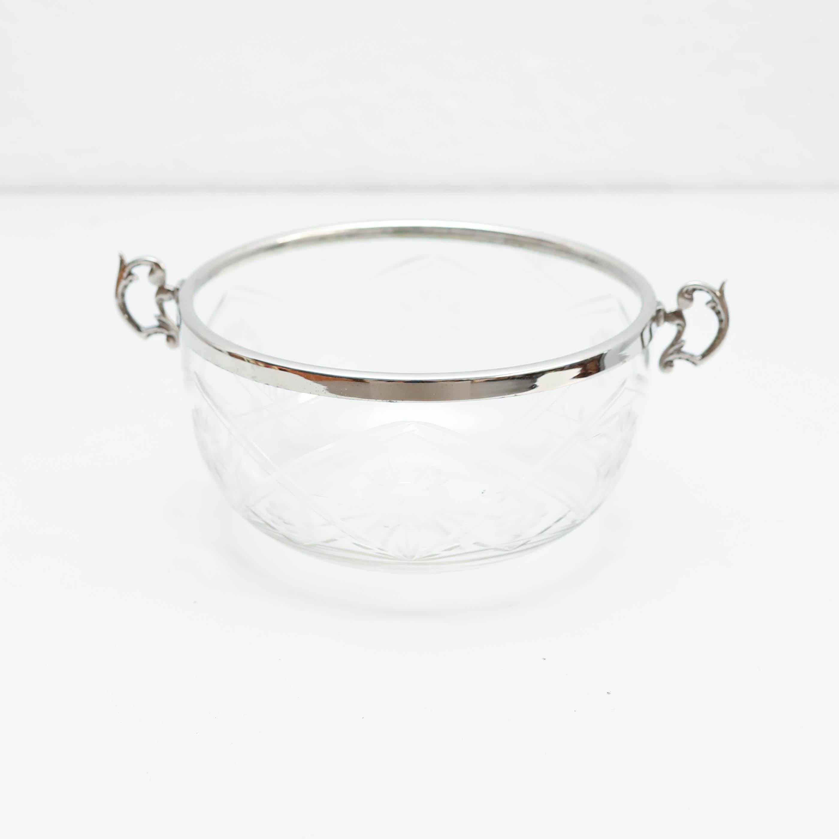 Crystal fruit bowl.
By unknown manufacturer from Spain, circa 1930.

In original condition, with minor wear consistent with age and use, preserving a beautiful patina.

Material:
Glass
Metal

Dimensions:
H 11 cm x W 21 cm x D 27 cm.