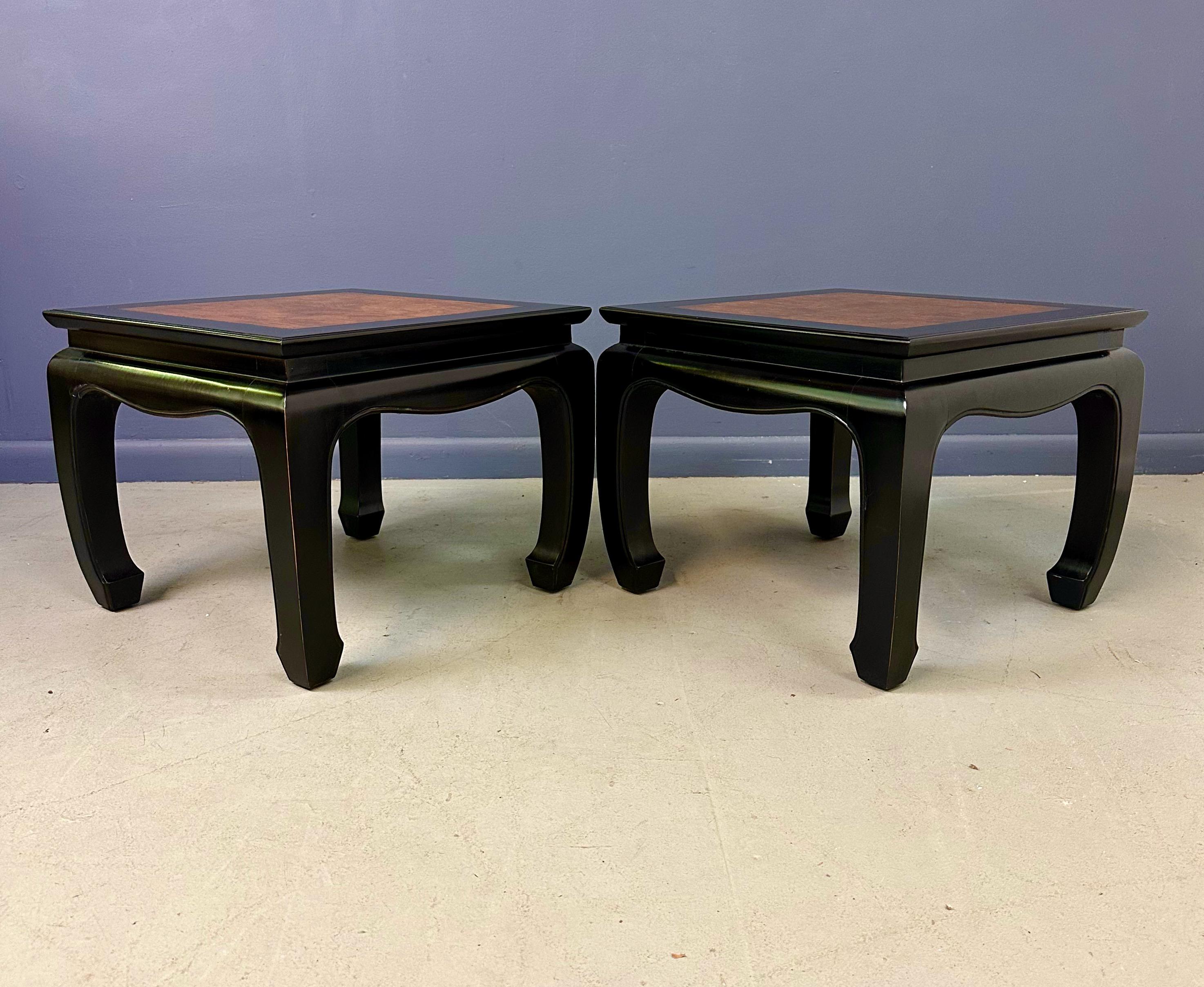 Un llamativo par de mesas auxiliares de la emblemática colección Chin Hua de Century Furniture, diseñadas por Raymond K. Sobota. Estas mesas cuadradas presentan una elegante silueta inspirada en las pagodas, con delantales curvilíneos y patas