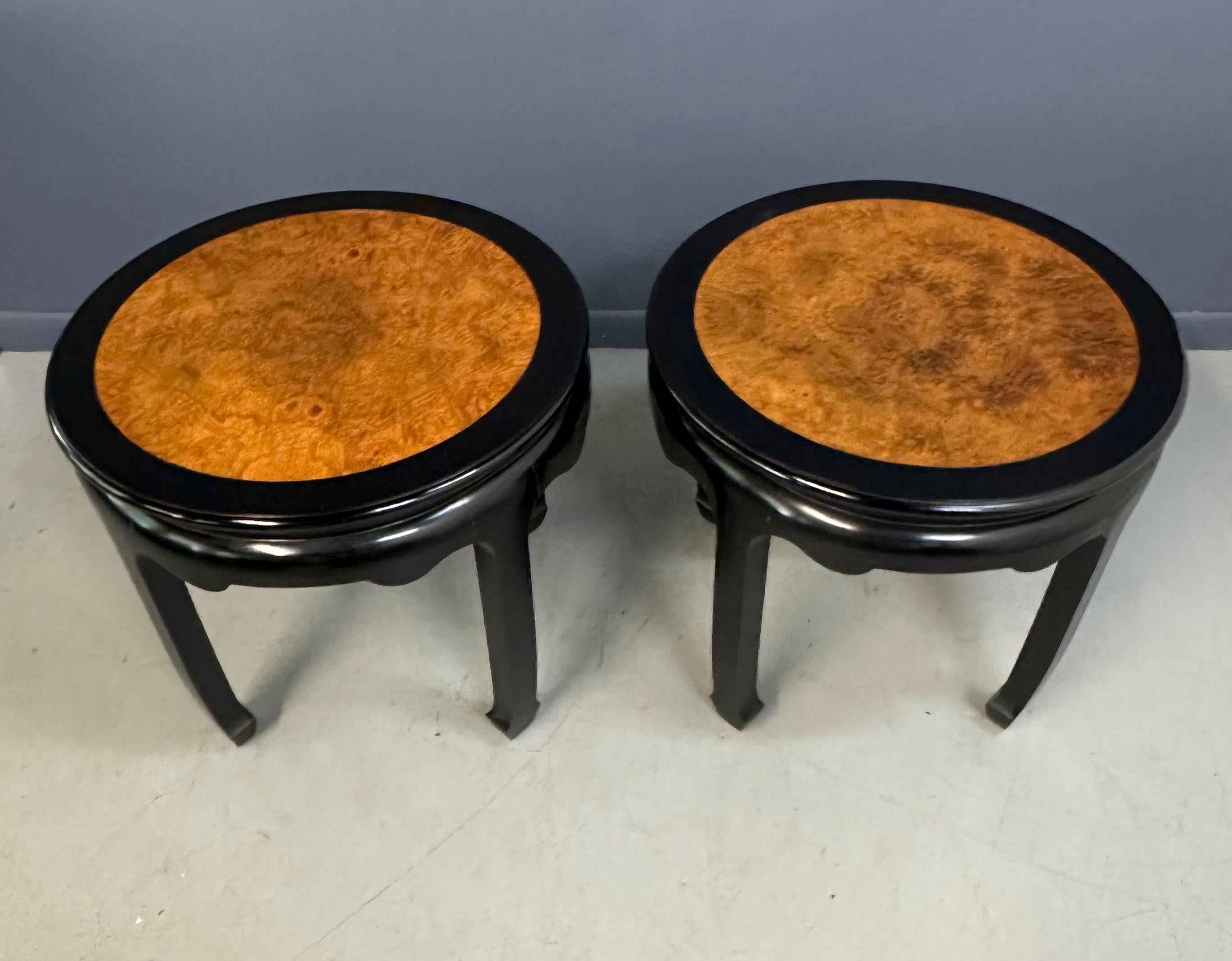 Un llamativo par de mesas auxiliares de la emblemática colección Chin Hua de Century Furniture, diseñadas por Raymond K. Sobota. Estas mesas redondas presentan una elegante silueta inspirada en las pagodas, con delantales curvilíneos y patas