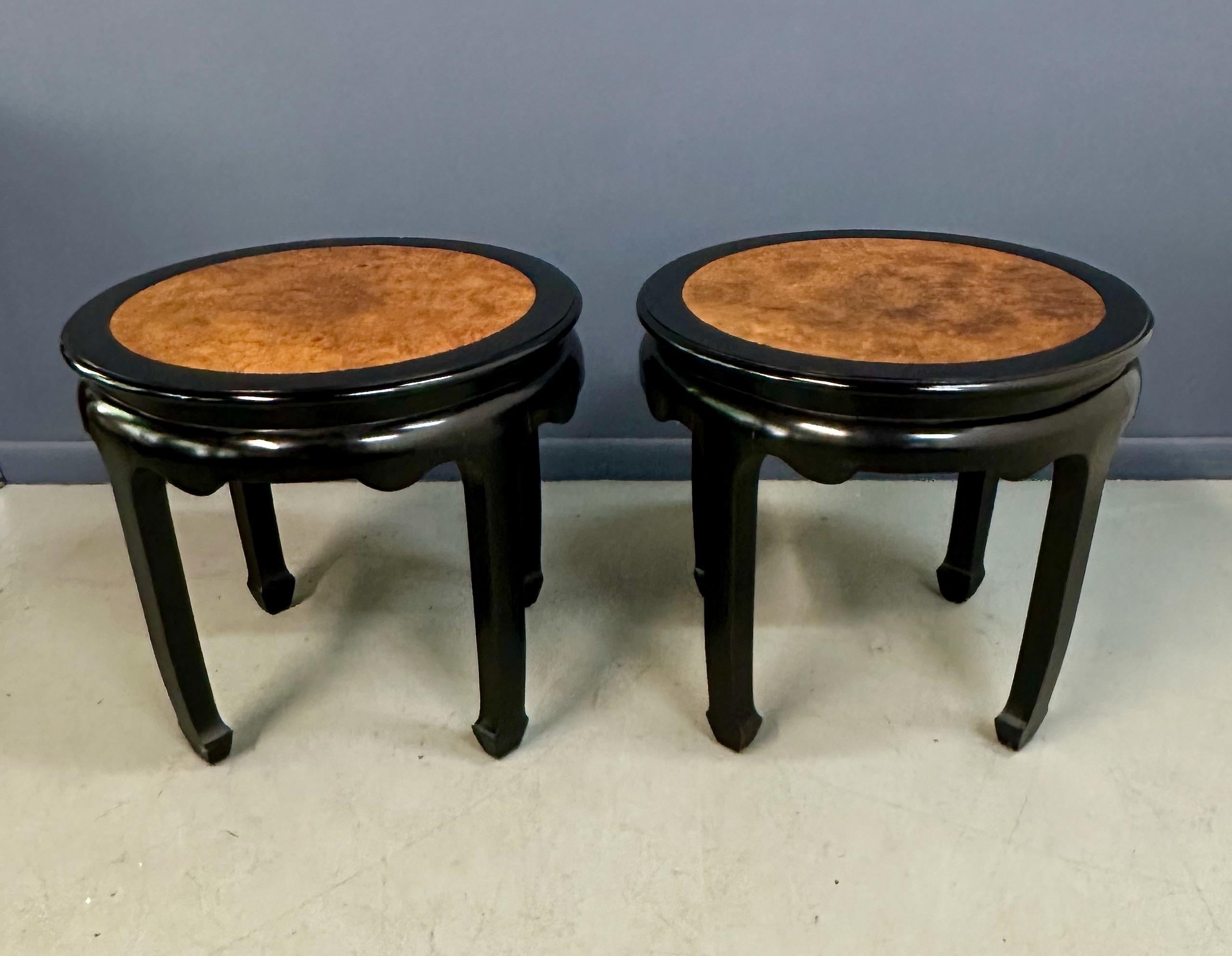 Pareja de Mesas Auxiliares Pagoda Ebonizadas del Siglo XIX con Tablero de Maderas Colección Chin Hua Chinoiserie en venta