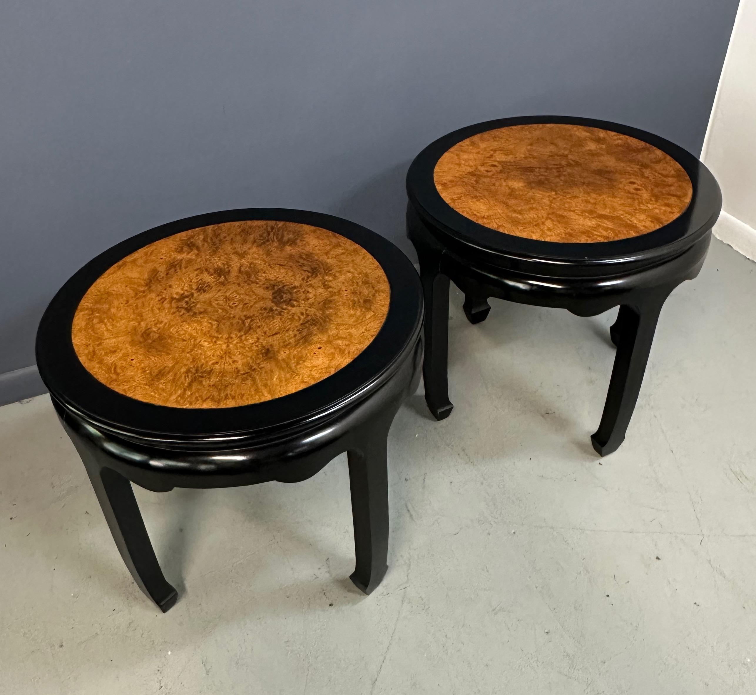 Pareja de Mesas Auxiliares Pagoda Ebonizadas del Siglo XIX con Tablero de Maderas Colección Chin Hua Norteamericano en venta