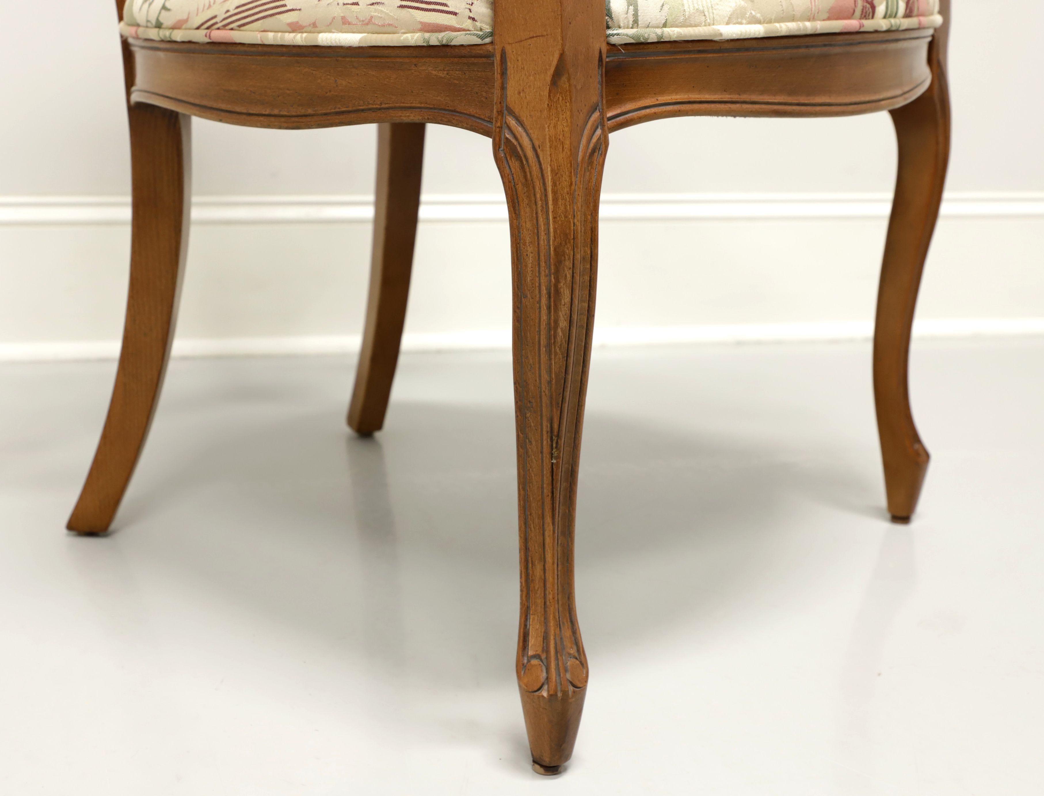 Tissu Paire de fauteuils de salle à manger de style campagnard français à dossier ovale du XXe siècle en vente