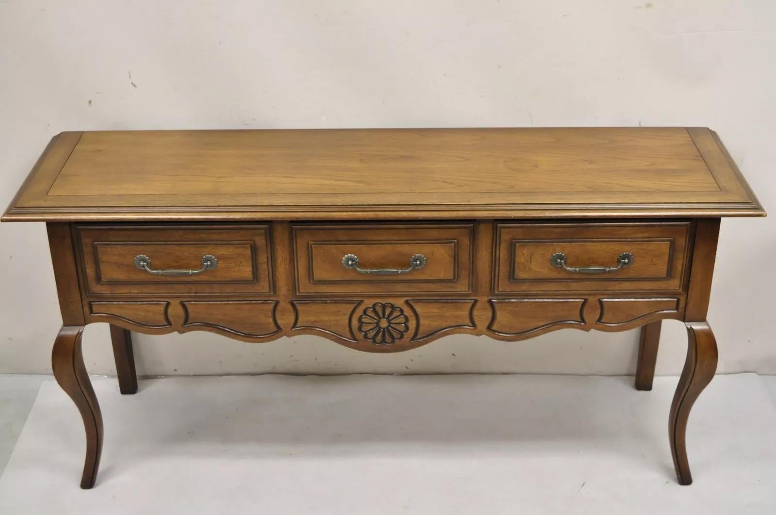 Aparador de estilo provincial francés del siglo XIX de madera de roble y pacana tallada. El artículo presenta bonitos detalles tallados, elegantes patas de sable, 3 cajones, herrajes de latón macizo y artesanía americana de calidad. Finales del