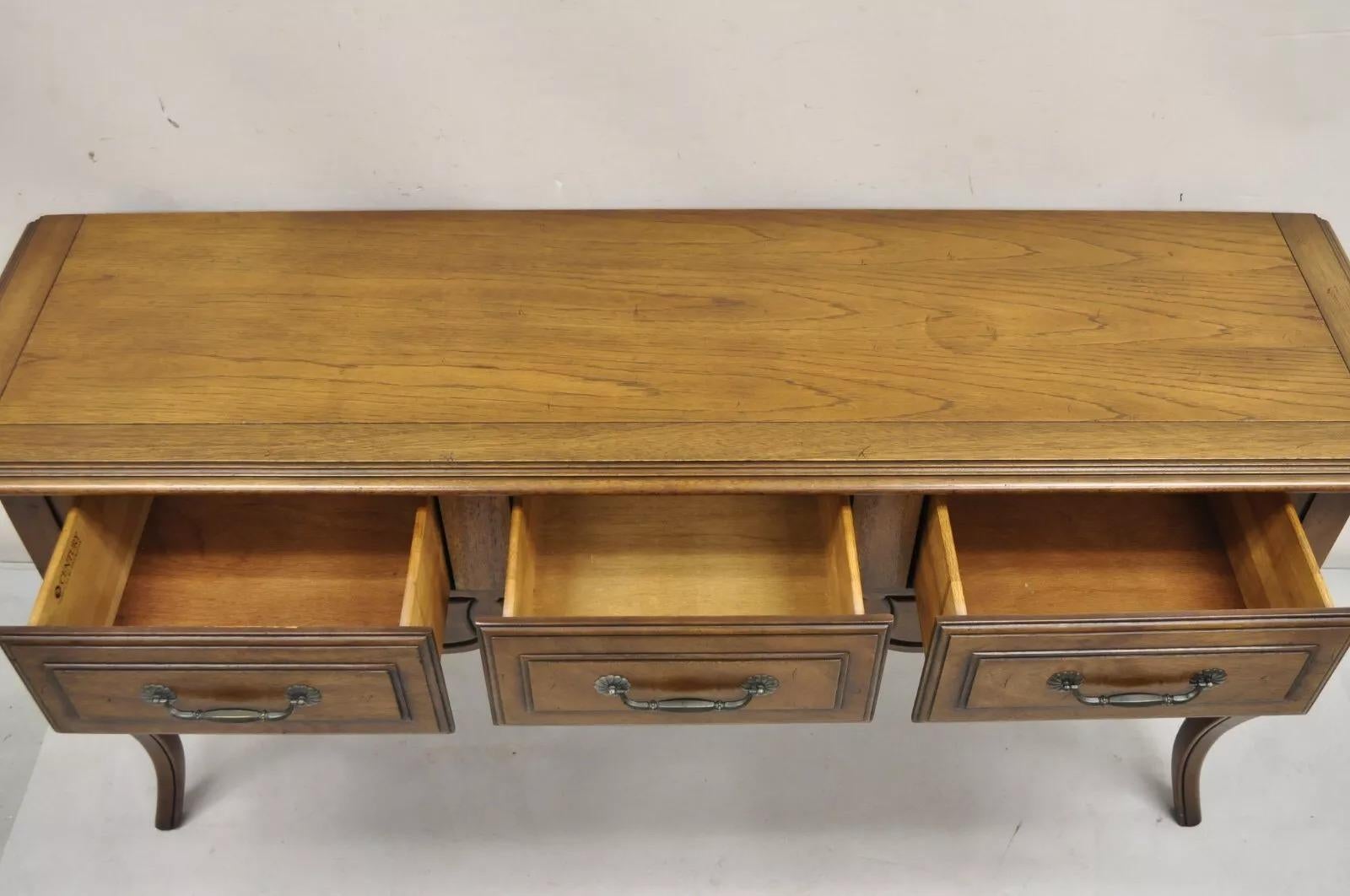 Aparador de madera de roble y pacana tallada de estilo provincial francés del siglo XIX en Bueno estado para la venta en Philadelphia, PA