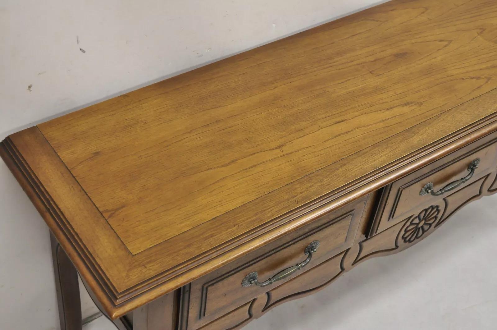 Aparador de madera de roble y pacana tallada de estilo provincial francés del siglo XIX siglo XX en venta