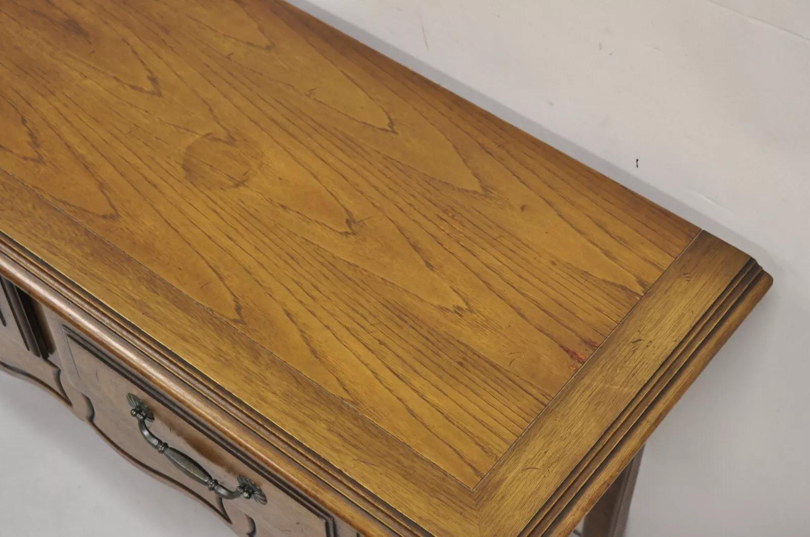 Aparador de madera de roble y pacana tallada de estilo provincial francés del siglo XIX Madera en venta