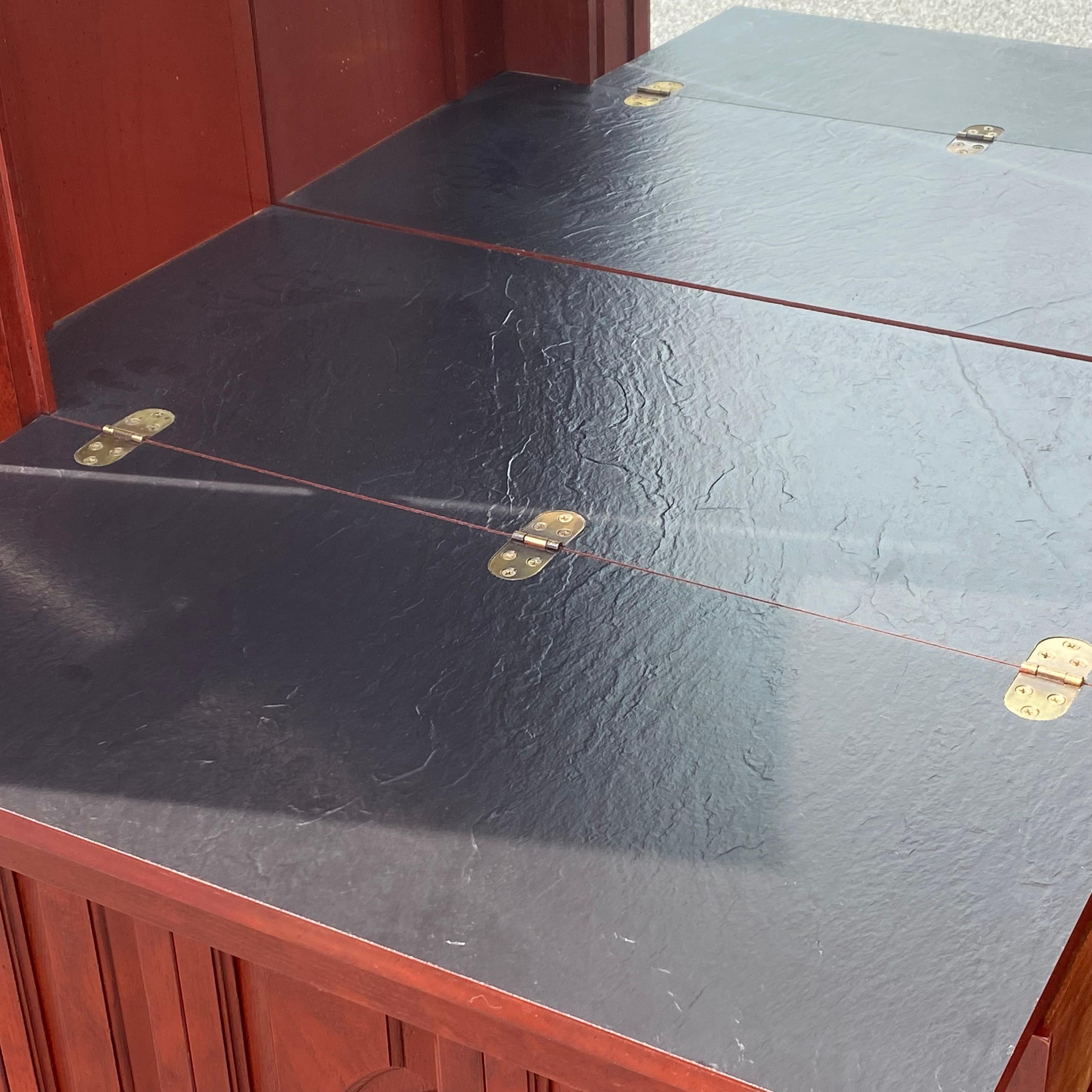 Century Furniture Mueble Bar Seco Alto Estilo Asian Ming Lacado Rojo Iluminado en venta 3