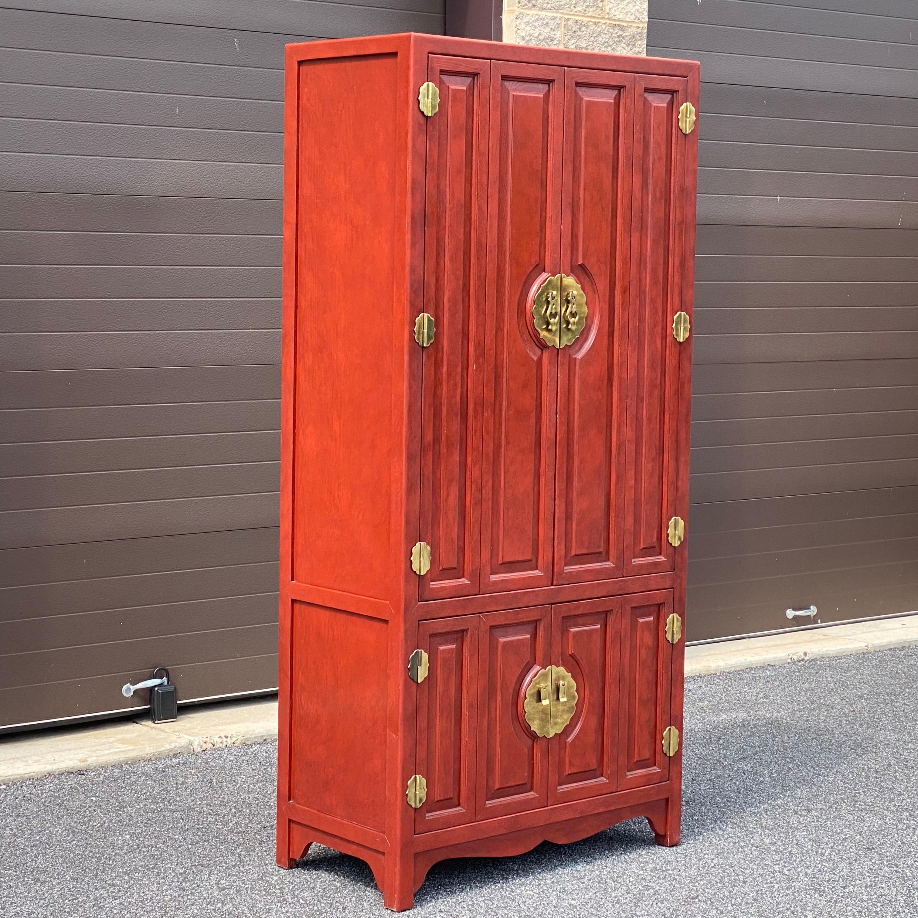 Century Furniture Mueble Bar Seco Alto Estilo Asian Ming Lacado Rojo Iluminado Estadounidense en venta