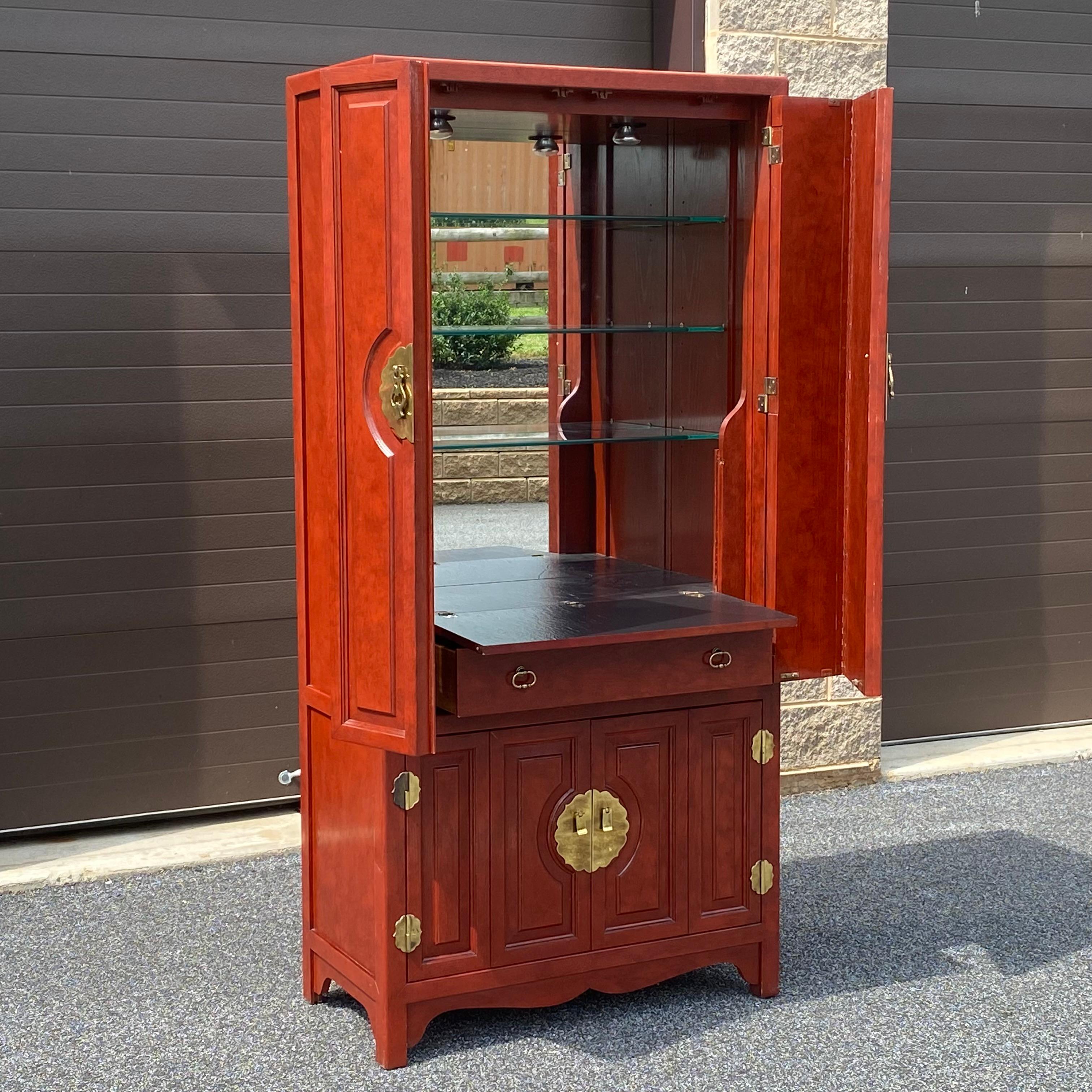Century Furniture Mueble Bar Seco Alto Estilo Asian Ming Lacado Rojo Iluminado en venta 1
