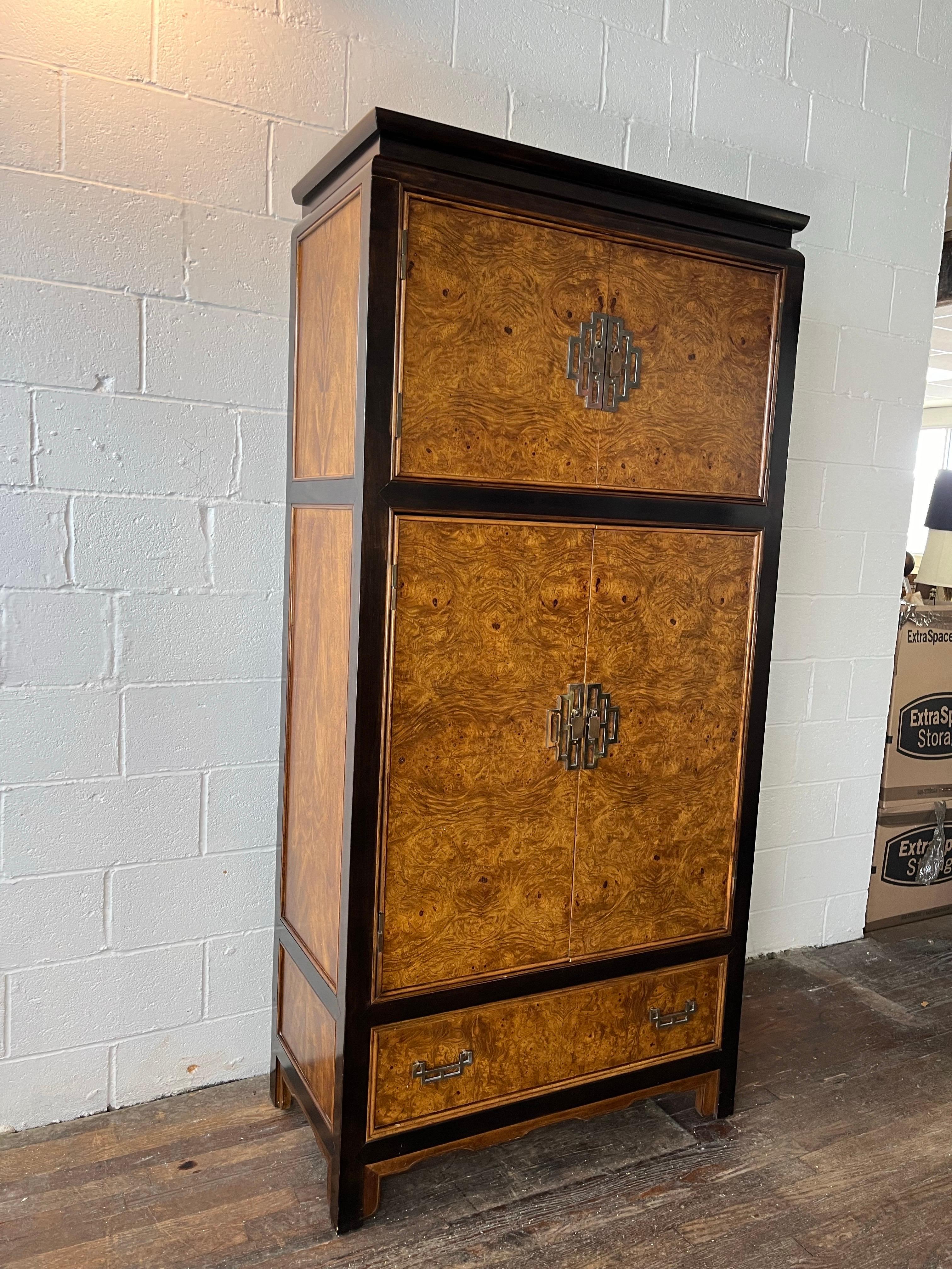 Asiático Chin Hua Raymond Sobota Century Furniture Caballero 
Arcón o Armario del fabricante de muebles de alta calidad Century, de su línea 