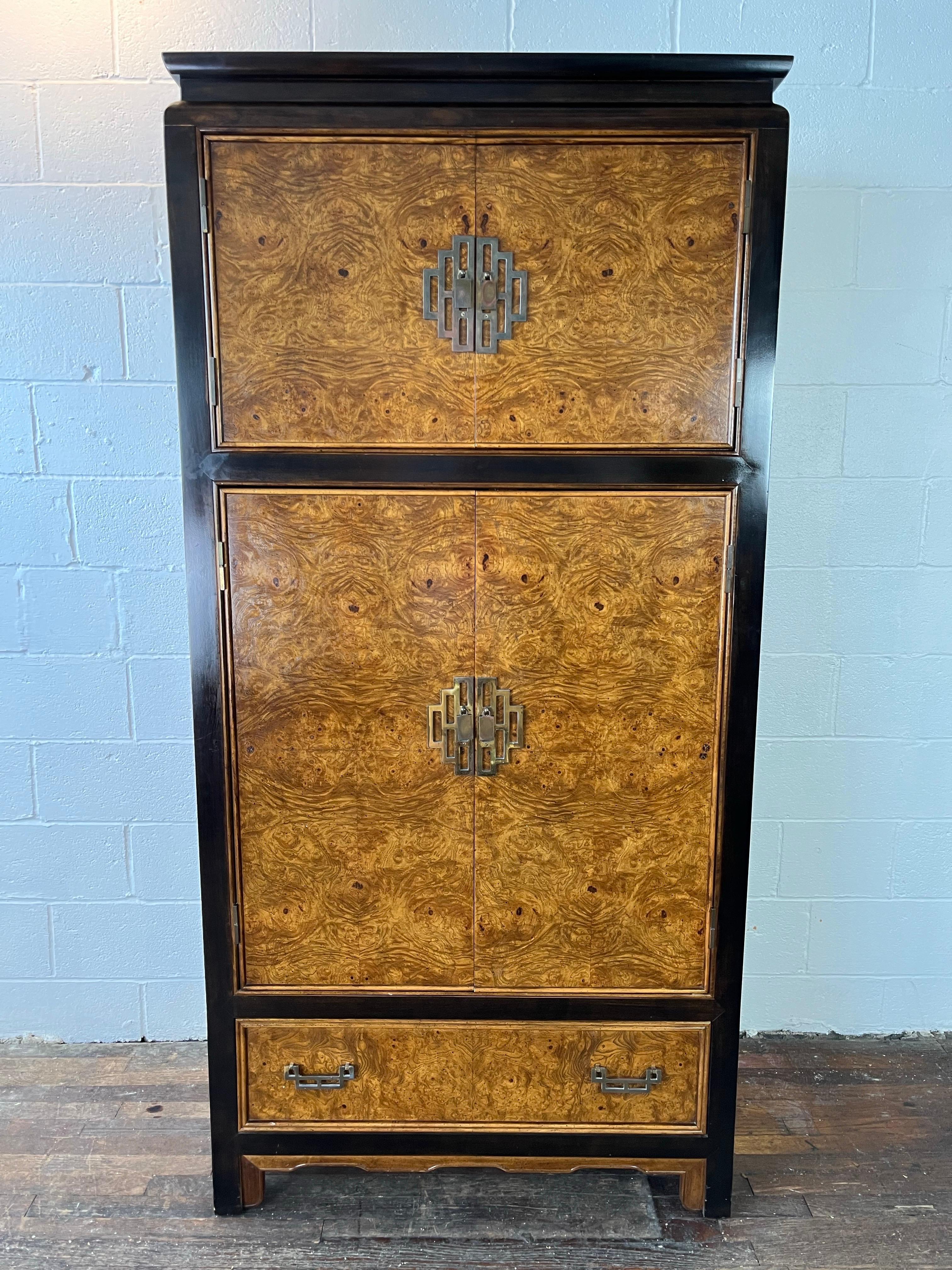 Century Furniture Armoire Chin Hua Arcón de caballero Chinoiserie en venta