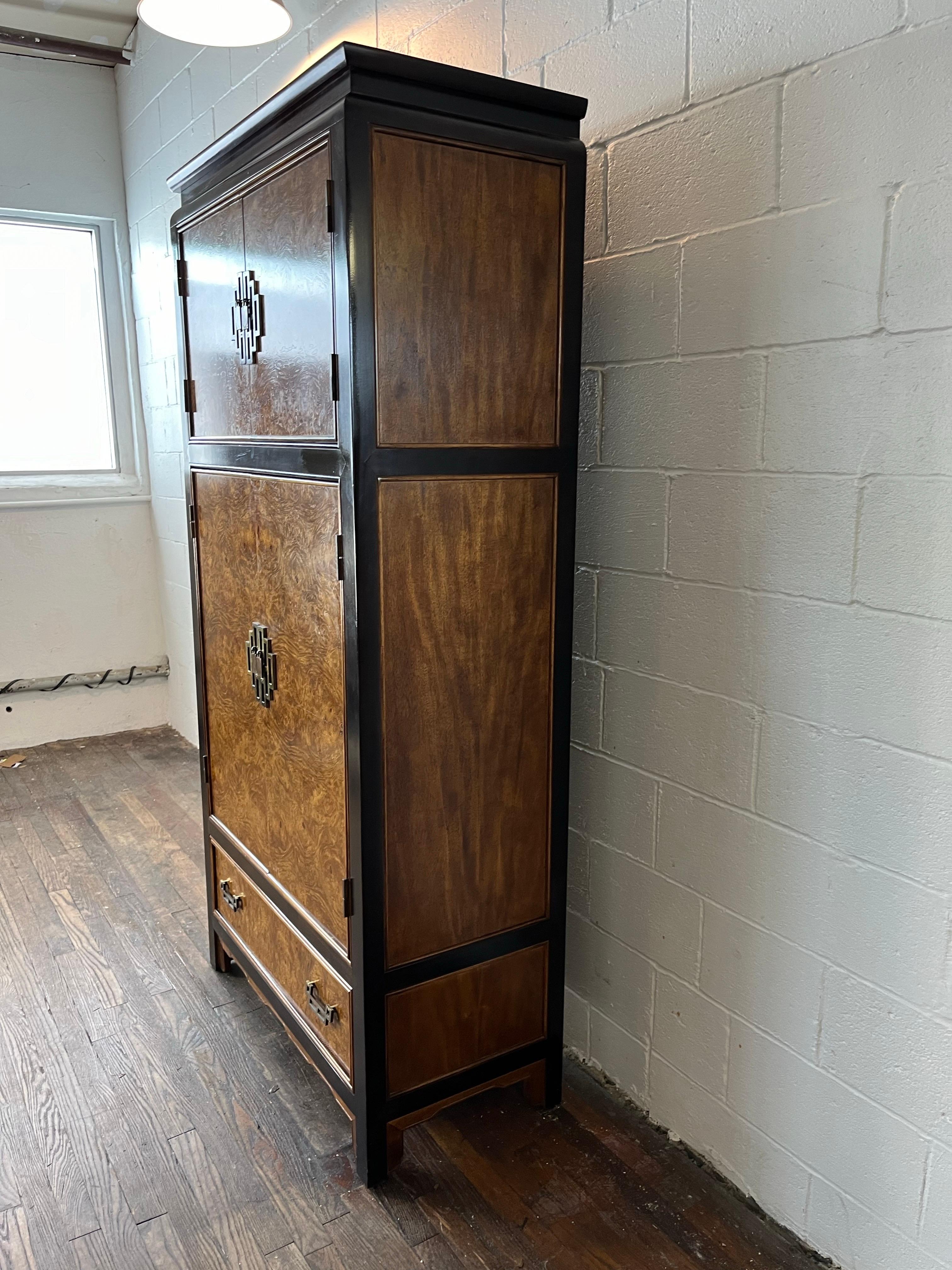 Century Furniture Armoire Chin Hua Arcón de caballero en Bueno estado para la venta en W Allenhurst, NJ