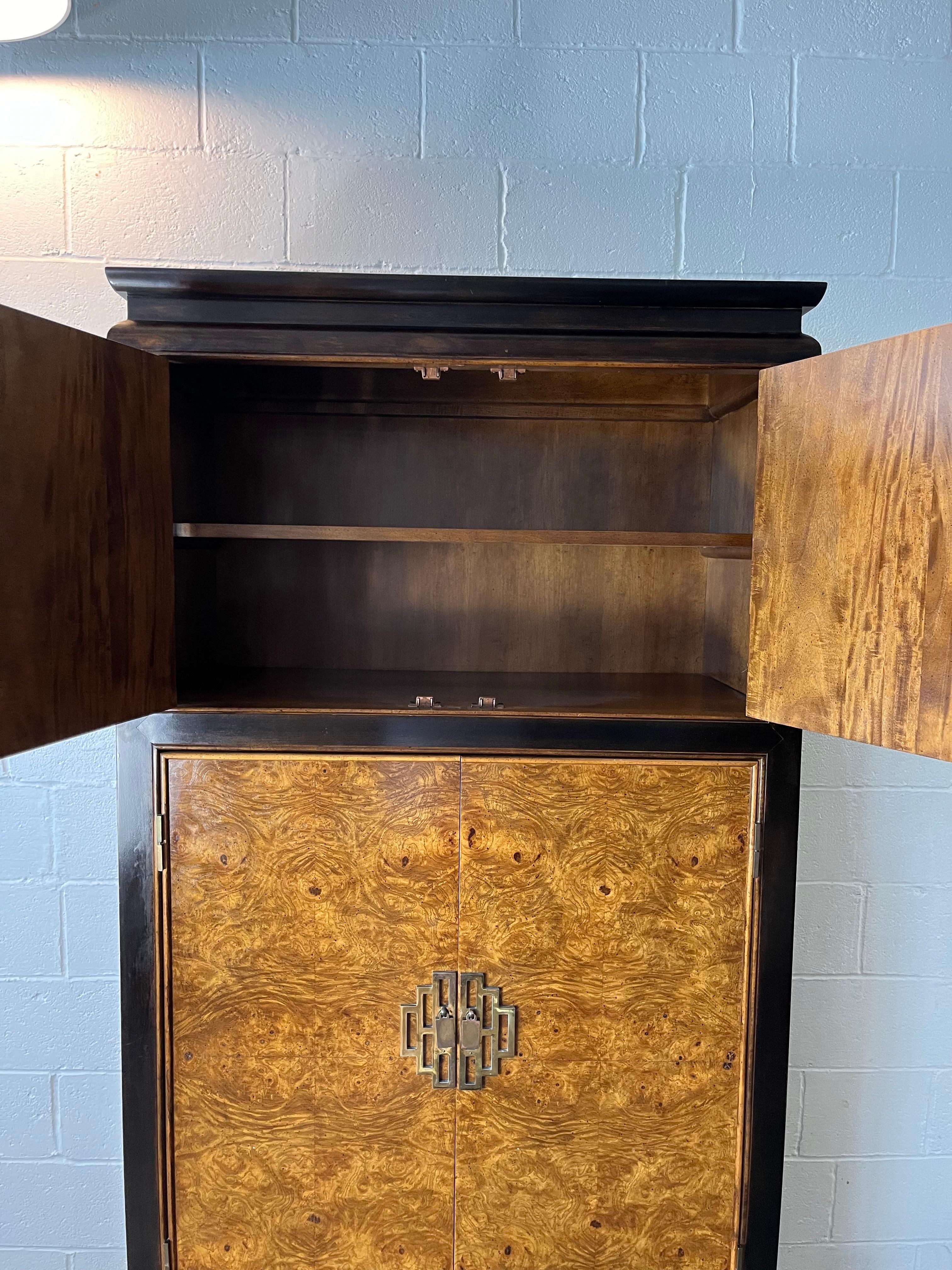 Century Furniture Armoire Chin Hua Arcón de caballero siglo XX en venta