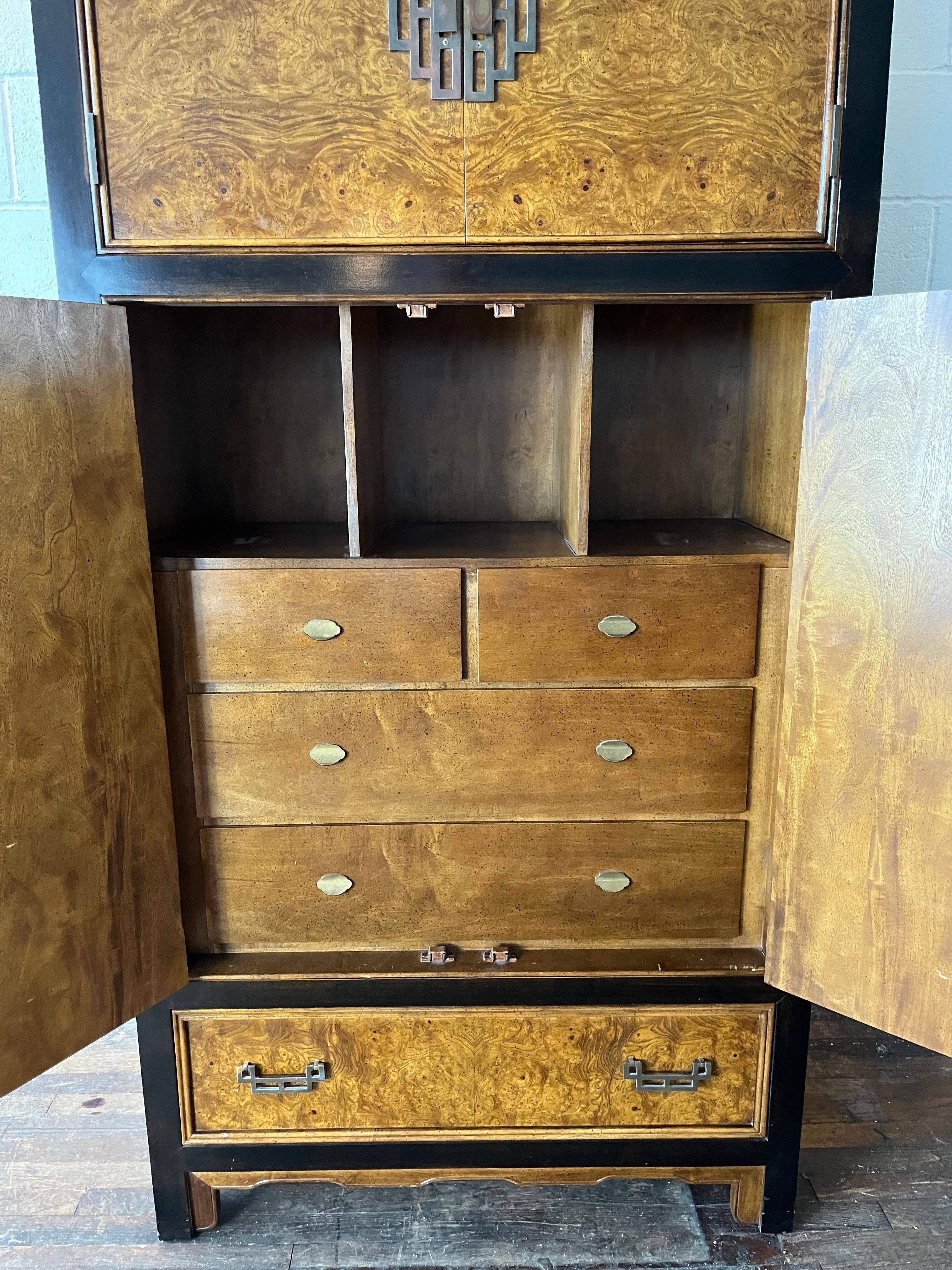 Century Furniture Armoire Chin Hua Arcón de caballero Latón en venta