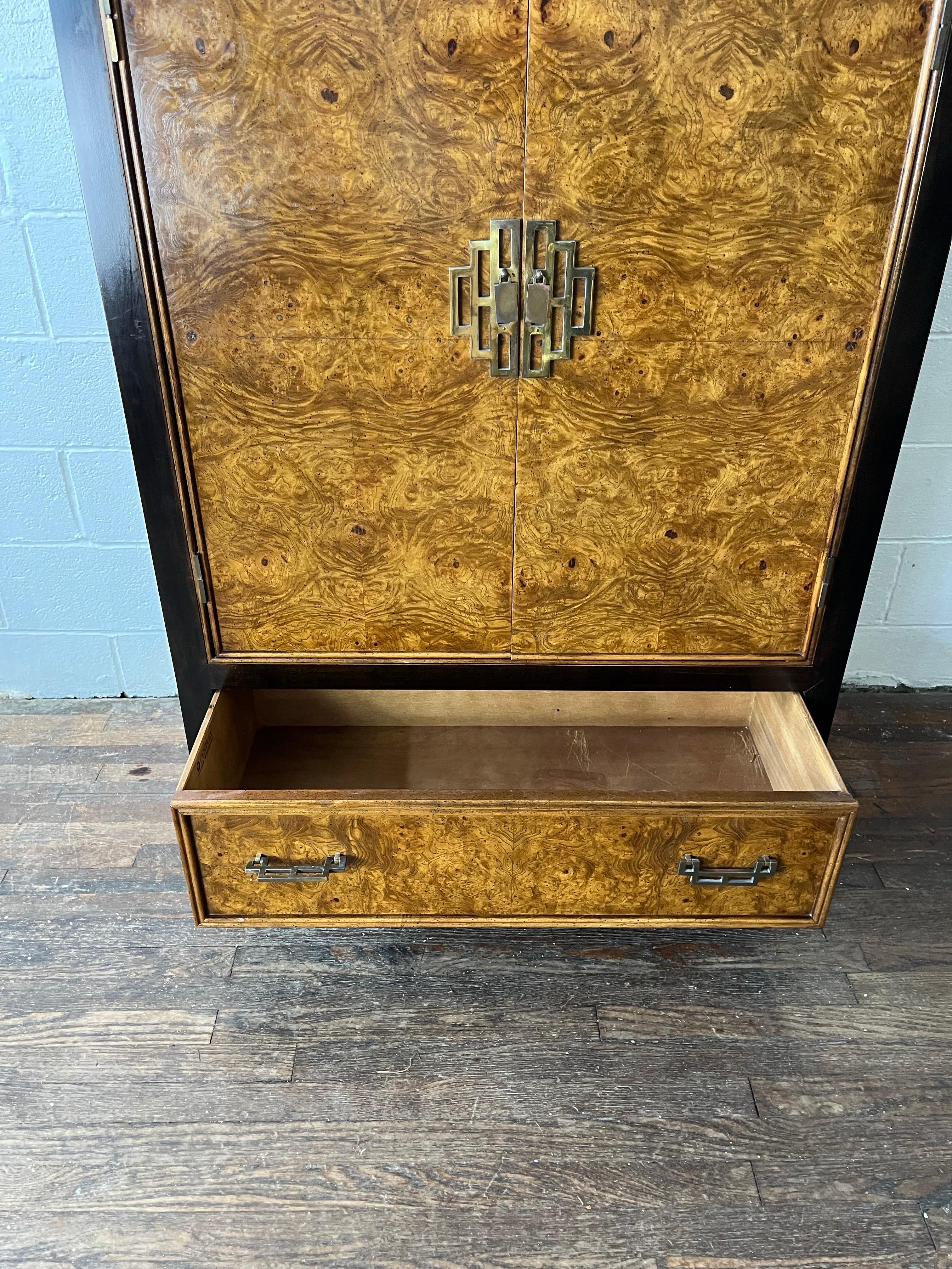 Century Furniture Armoire Chin Hua Arcón de caballero en venta 2