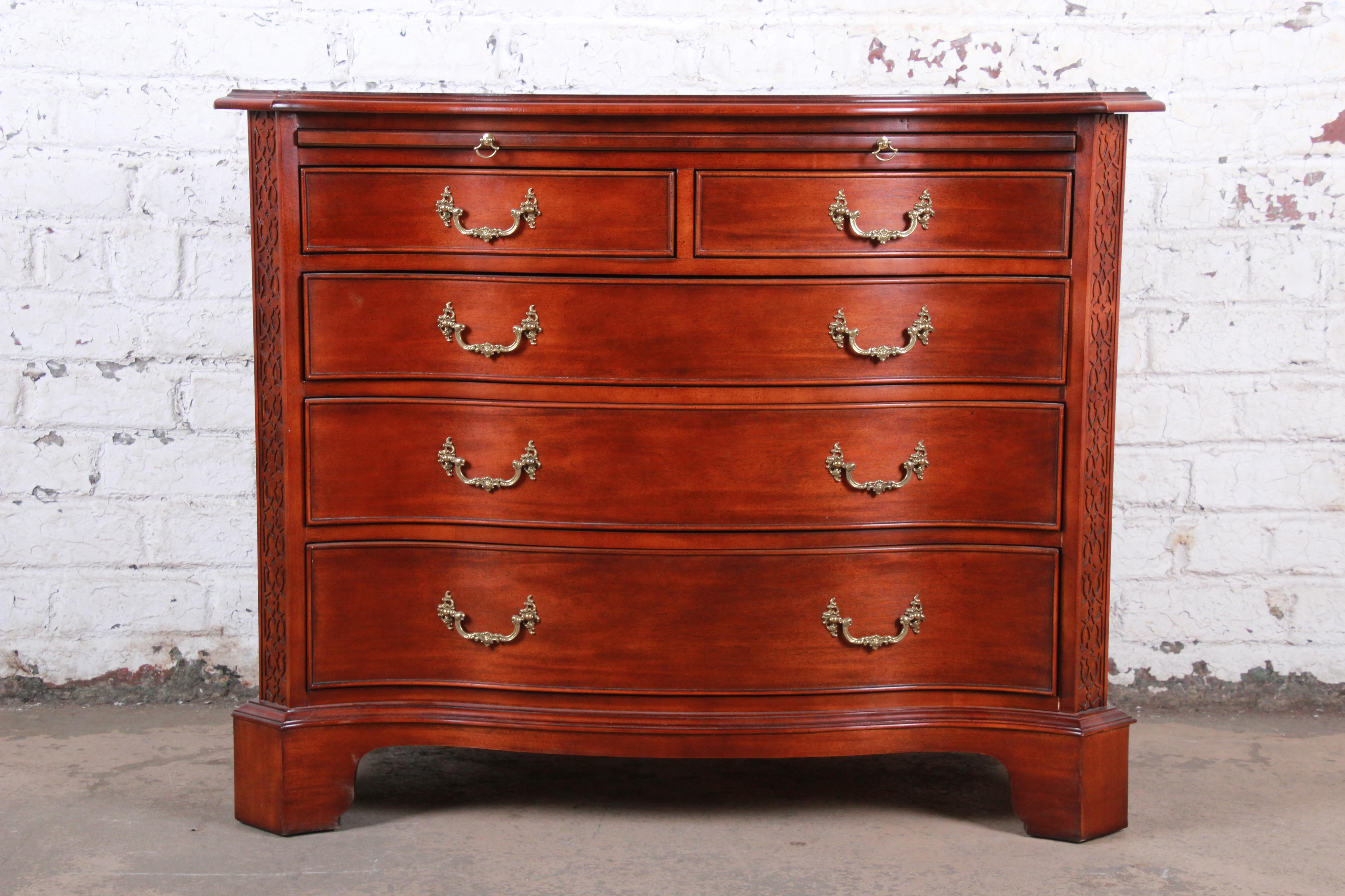 An exceptional Chippendale bow front carved mahogany five-drawer bachelor chest or dresser

By Century Furniture

USA, circa 1980s

Measures: 43