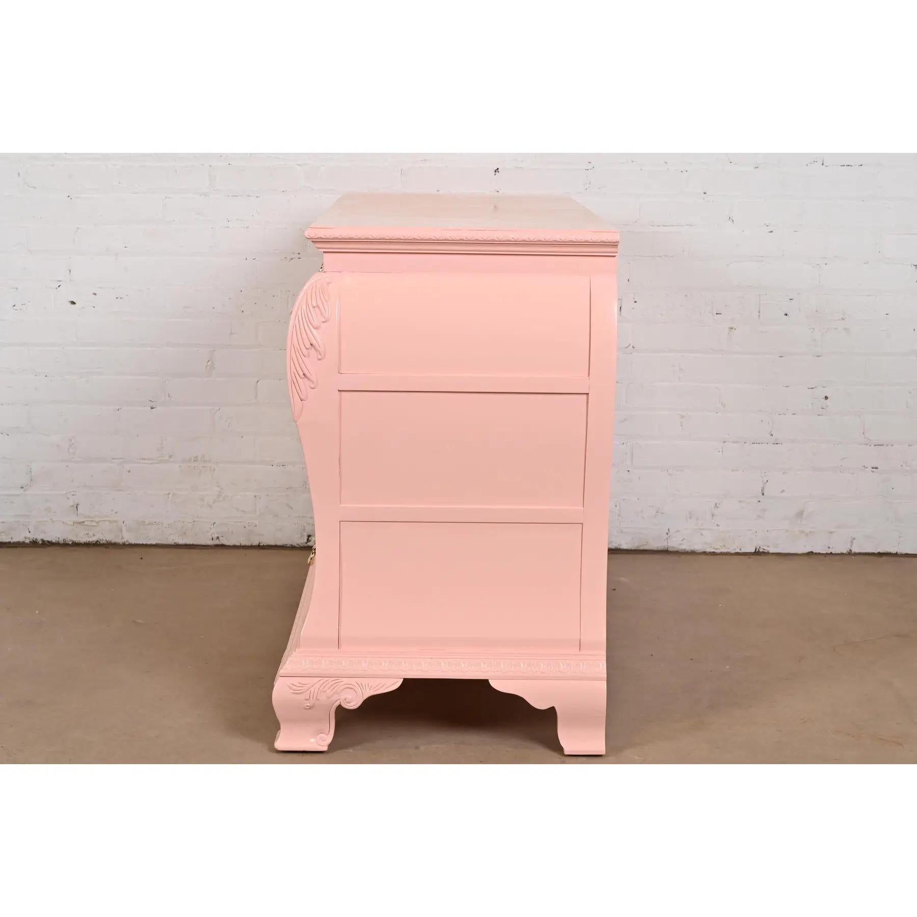 Century Furniture Chippendale Cassettiera o Commode laccata rosa in vendita 4