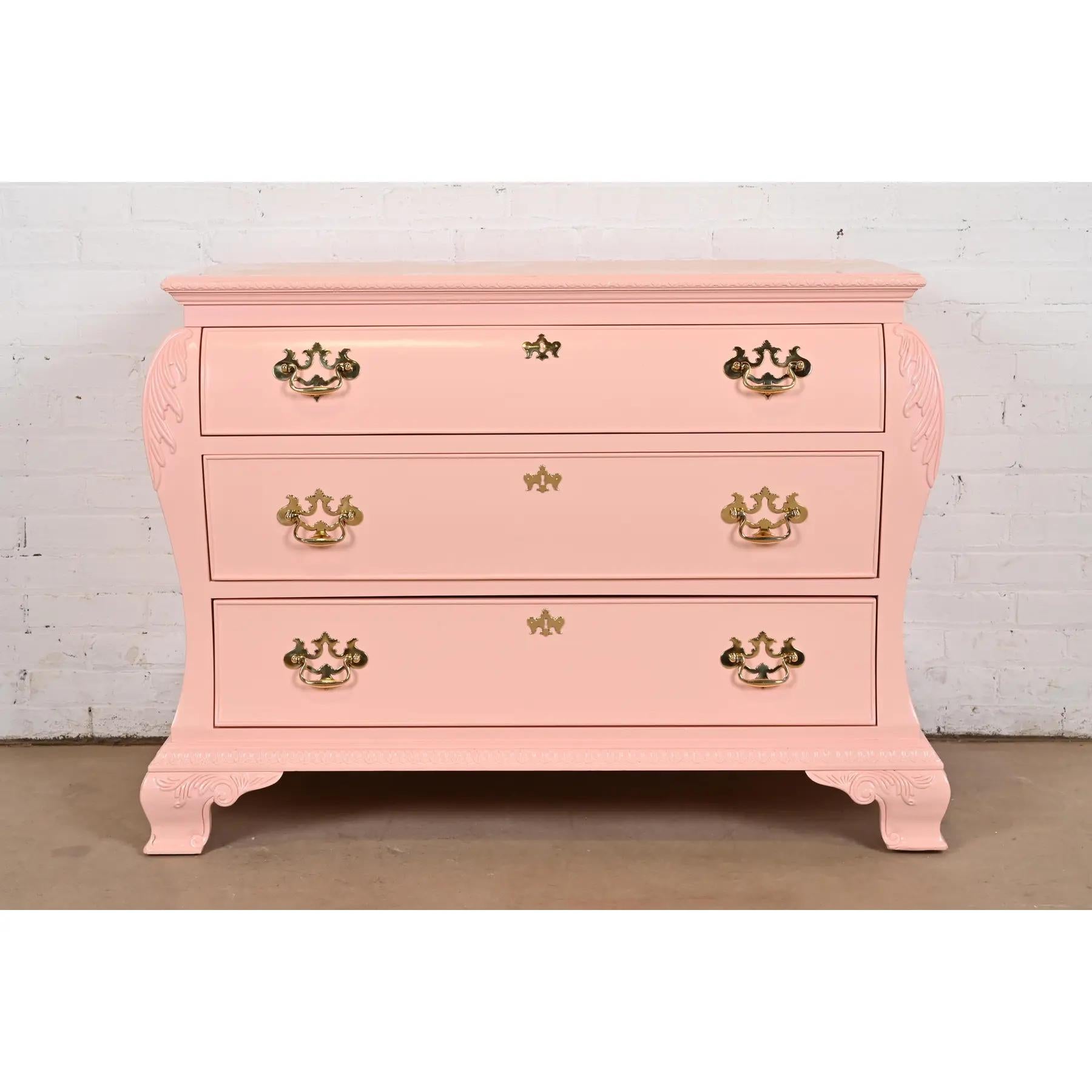 Un eccezionale comò o cassettiera a tre cassetti in stile bombay di Chippendale

Da Century Furniture

USA, circa anni '1980

Mogano laccato rosa, con ferramenta originale in ottone.

Misure: 46,5