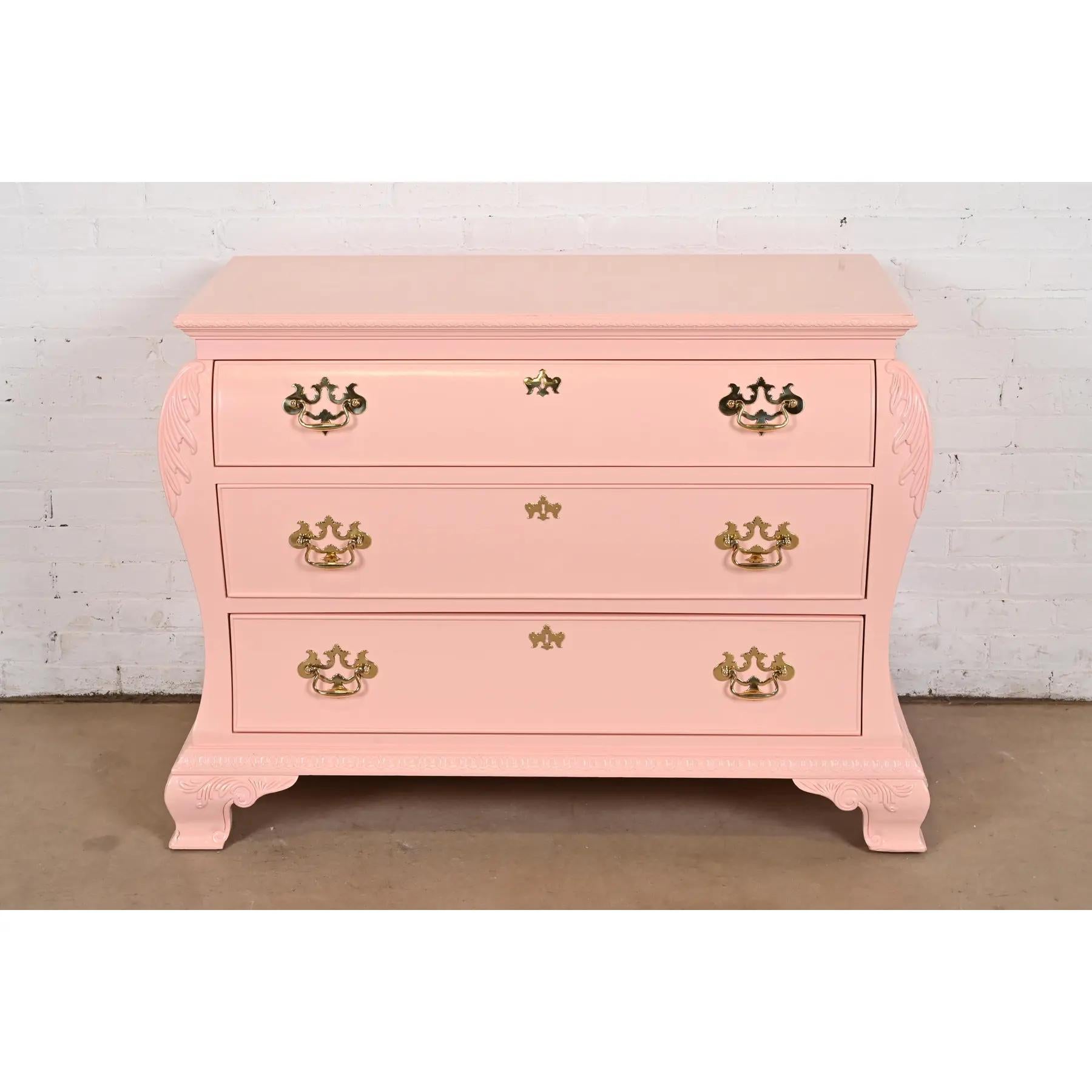 Georgiano Century Furniture Chippendale Cassettiera o Commode laccata rosa in vendita