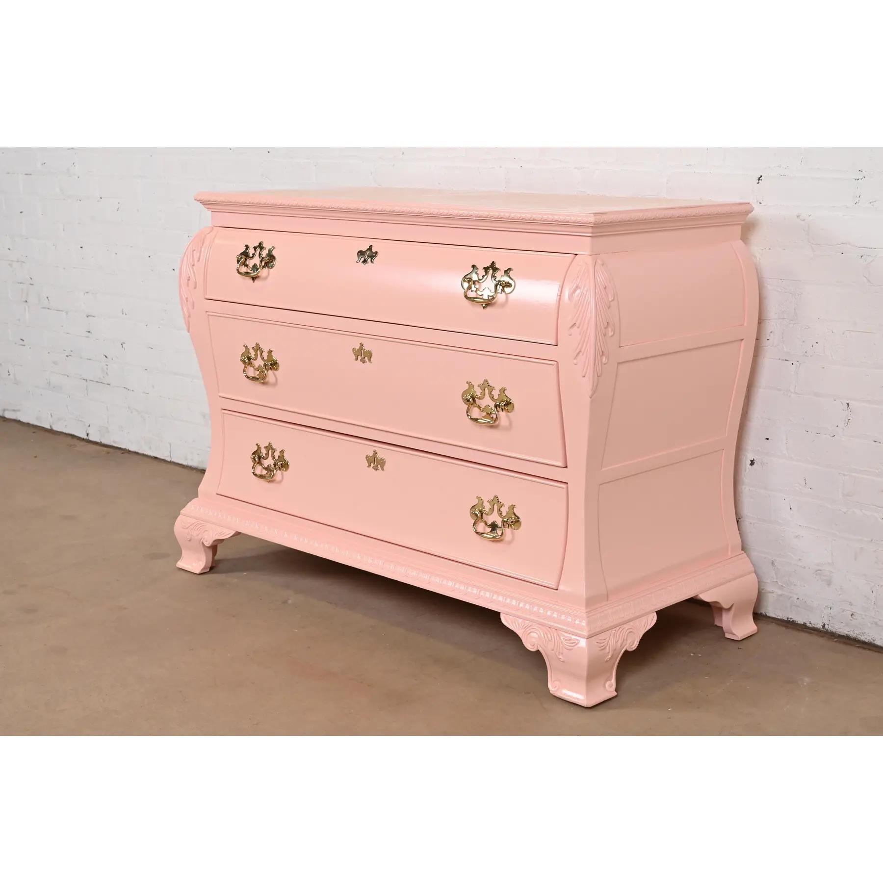 Americano Century Furniture Chippendale Cassettiera o Commode laccata rosa in vendita