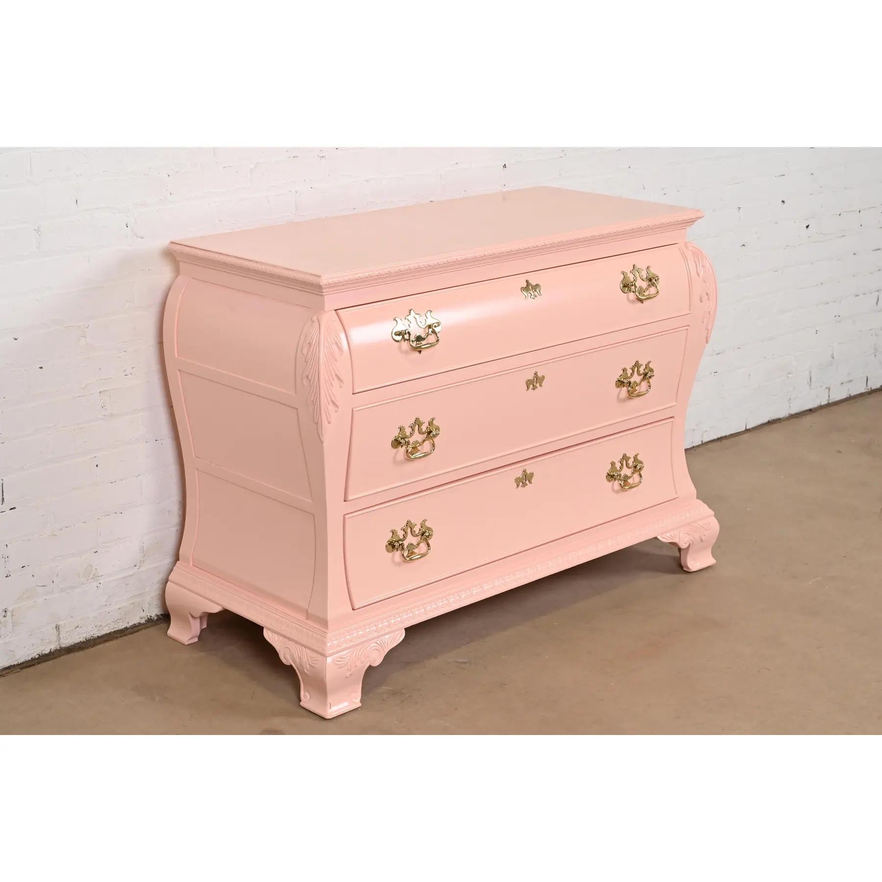 Century Furniture Chippendale Cassettiera o Commode laccata rosa In condizioni buone in vendita a South Bend, IN