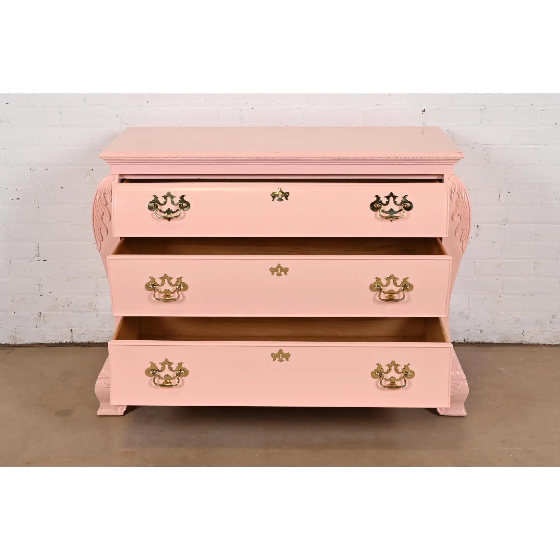 Fine XX secolo Century Furniture Chippendale Cassettiera o Commode laccata rosa in vendita