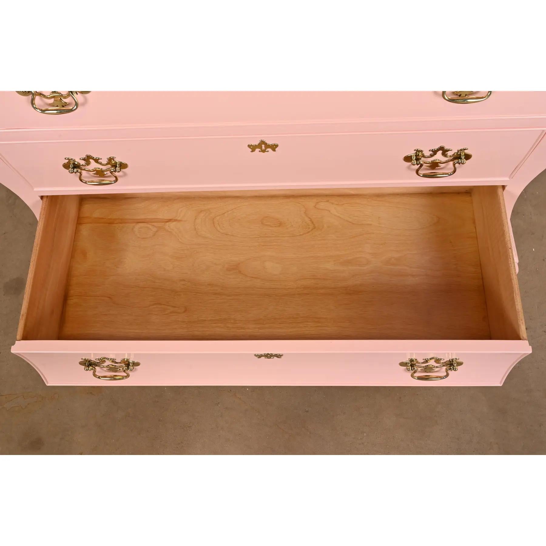 Ottone Century Furniture Chippendale Cassettiera o Commode laccata rosa in vendita