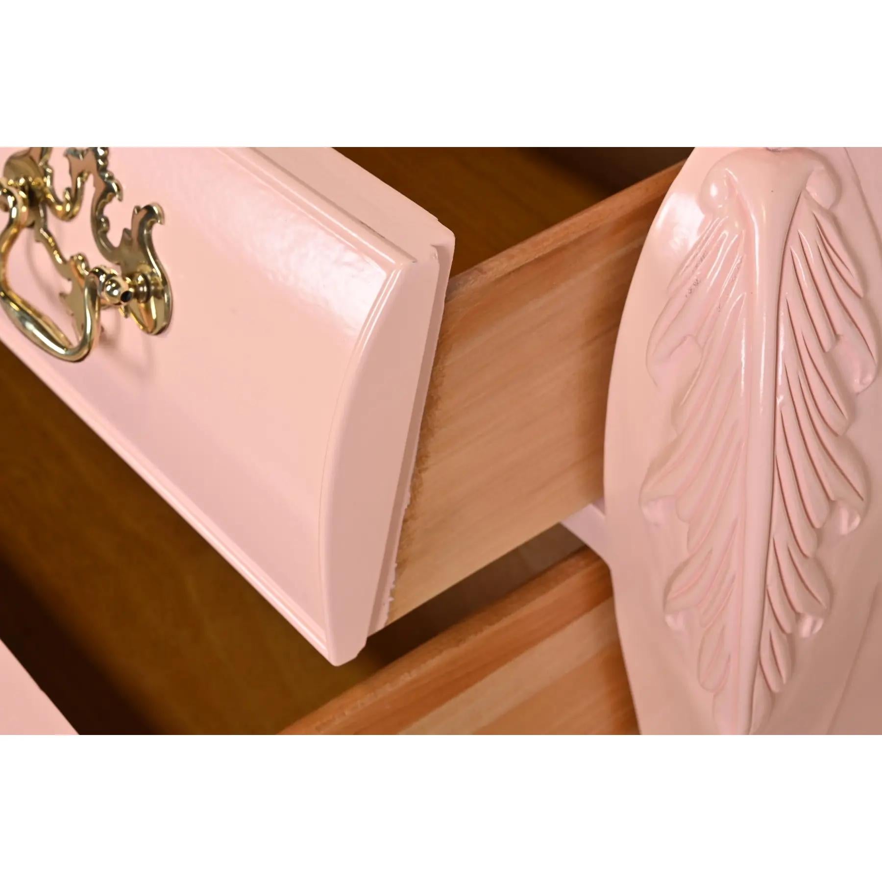 Century Furniture Chippendale Cassettiera o Commode laccata rosa in vendita 1