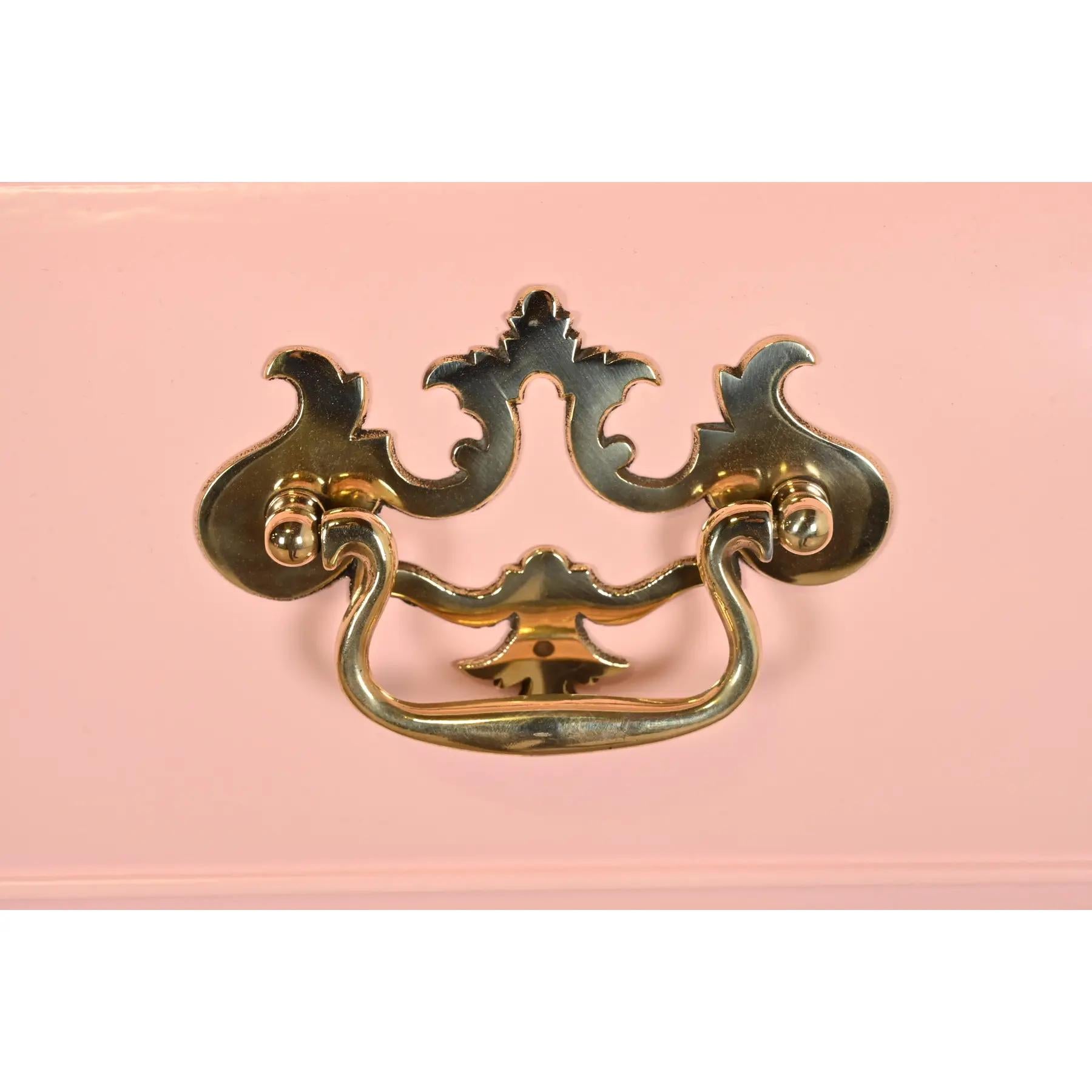 Century Furniture Chippendale Cassettiera o Commode laccata rosa in vendita 2