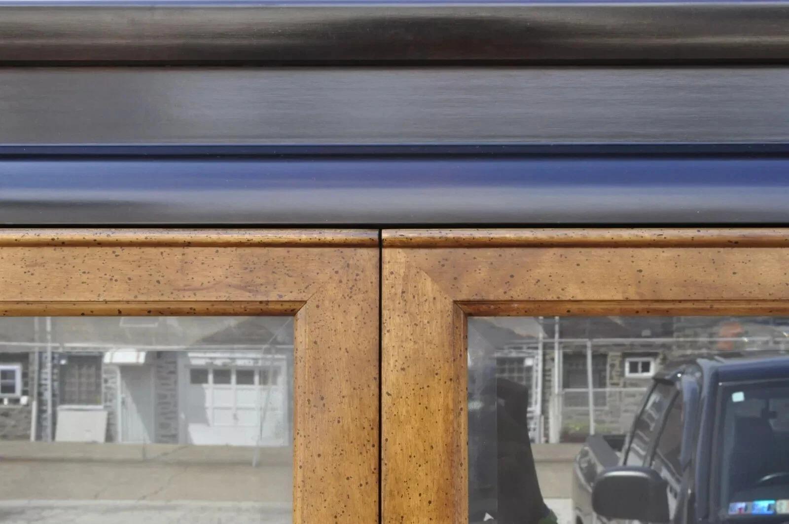 XX secolo Century Furniture Co Chin Hua Burl Wood, espositore cinese per porcellane Libreria