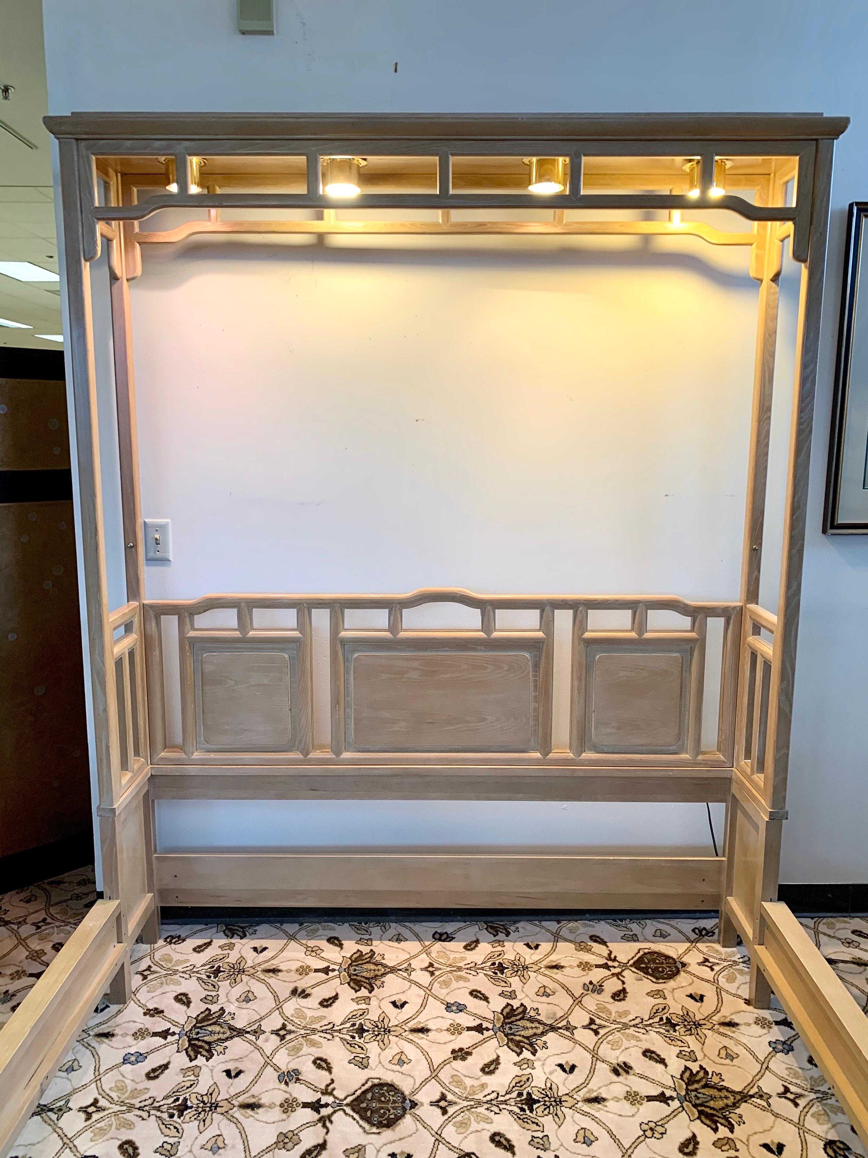Century Furniture Company Ray Sabota Designed Illuminated Alcove Queen Size Bed  In Good Condition In West Hartford, CT