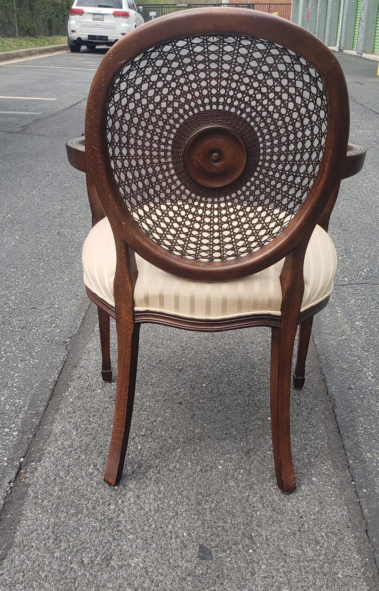 20ième siècle Century Furniture Style Upholstering en noyer, siège tapissé et dossier en canne en vente