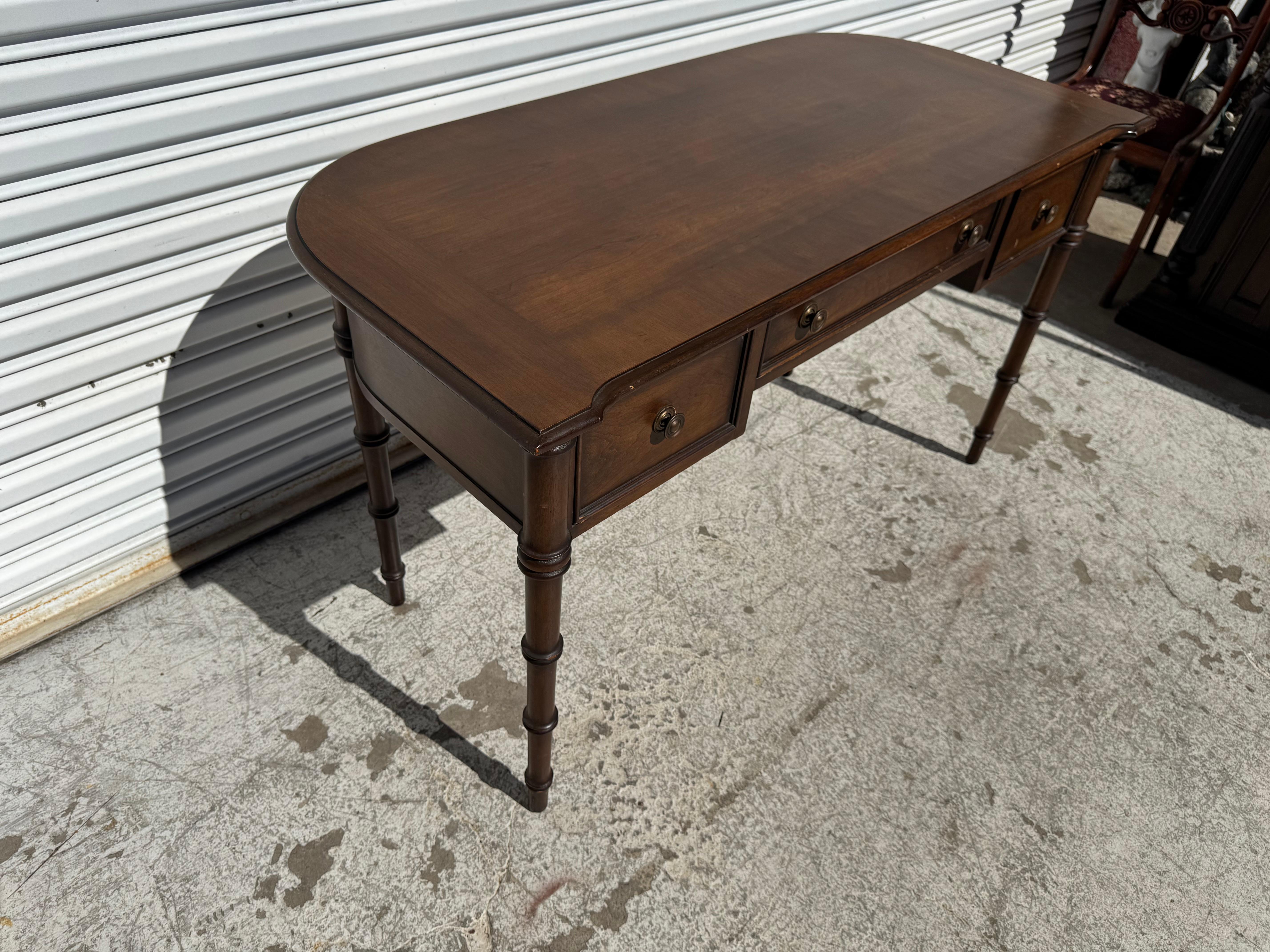 Hollywood Regency Century Furniture Scrivania in finto bambù Demilune in noce in vendita
